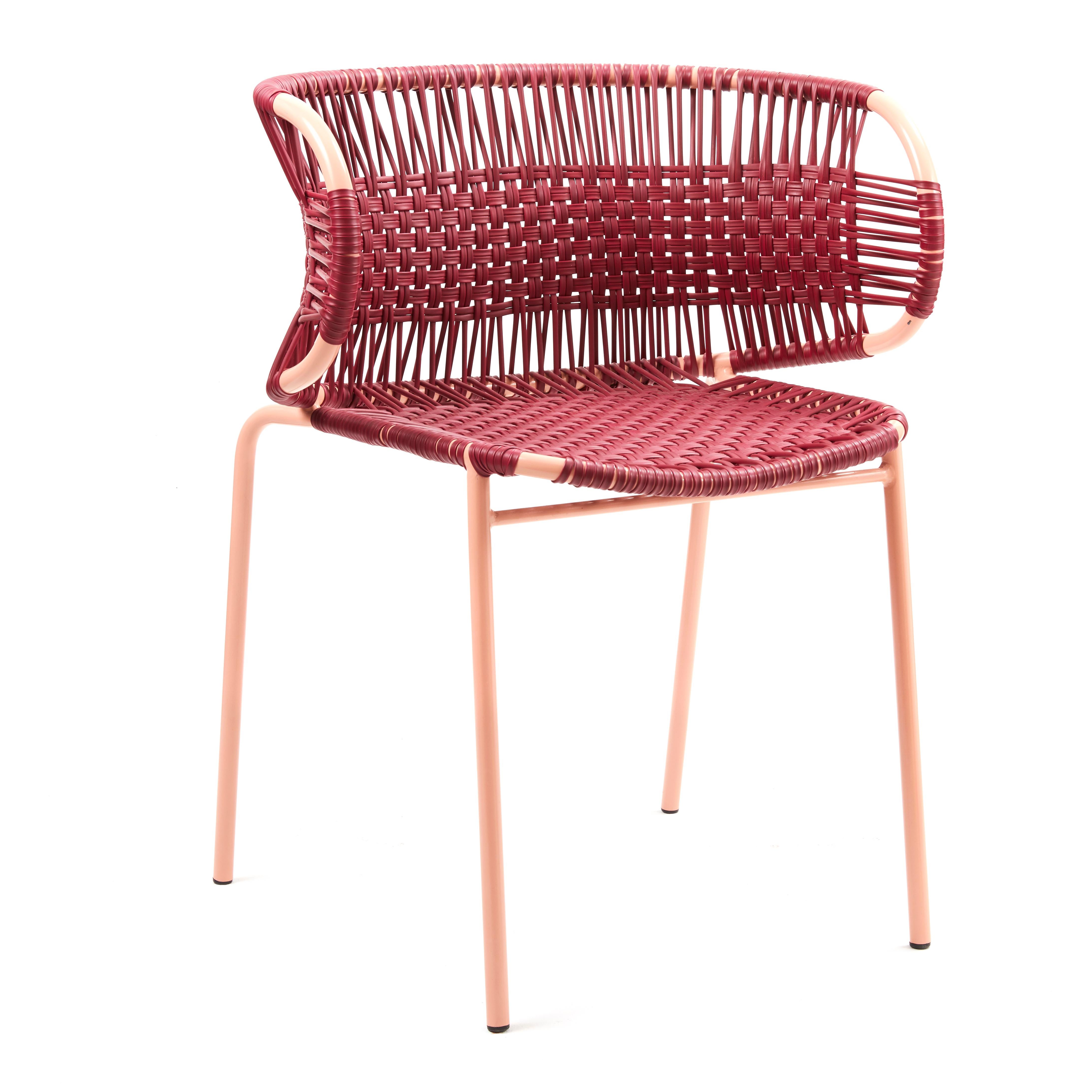 Lila Cielo stapelbarer Stuhl mit Armlehne von Sebastian Herkner
MATERIALIEN: Verzinktes und pulverbeschichtetes Stahlrohr. PVC-Schnüre werden aus recyceltem Kunststoff hergestellt.
Technik: Hergestellt aus recyceltem Kunststoff und gewebt von