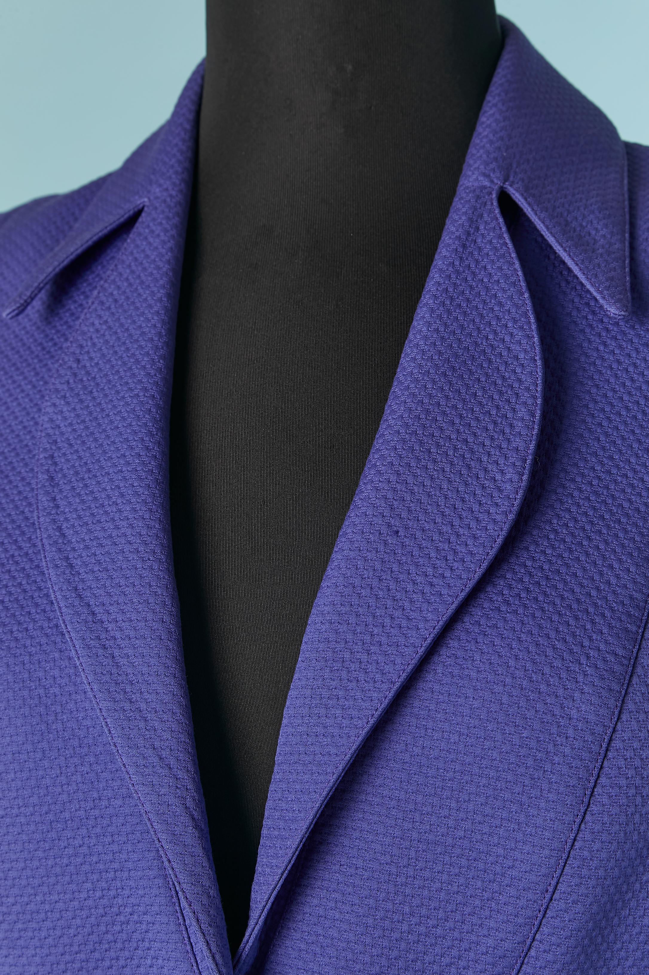 Falda-traje de algodón morado con cierre metálico a presión en el centro delantero. No se indica la composición del forro, pero probablemente sea de acetato. 
Hombreras. Bolsillos a ambos lados. 
TALLA 38 (Fr) 8 (Us) M 