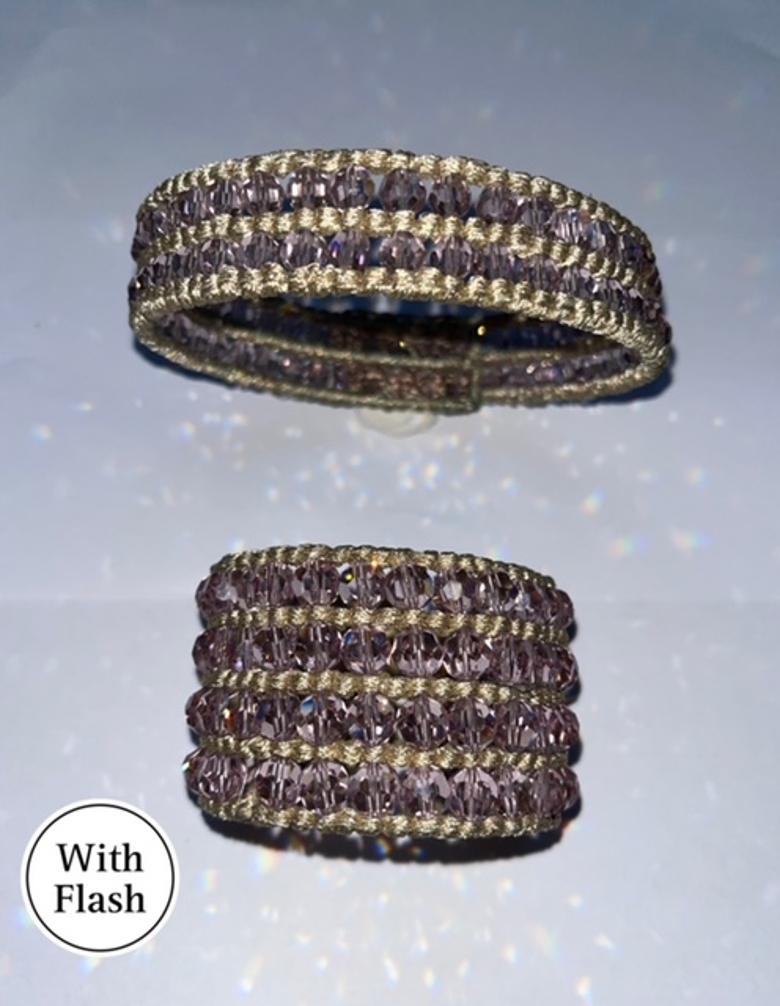 Questo set è composto da una collana girocollo e da un braccialetto per il designer Daniel Swarovski. Entrambi i pezzi sono realizzati allo stesso modo. Il bracciale è un bracciale a quattro file di perline viola. Le perline sono cristalli
