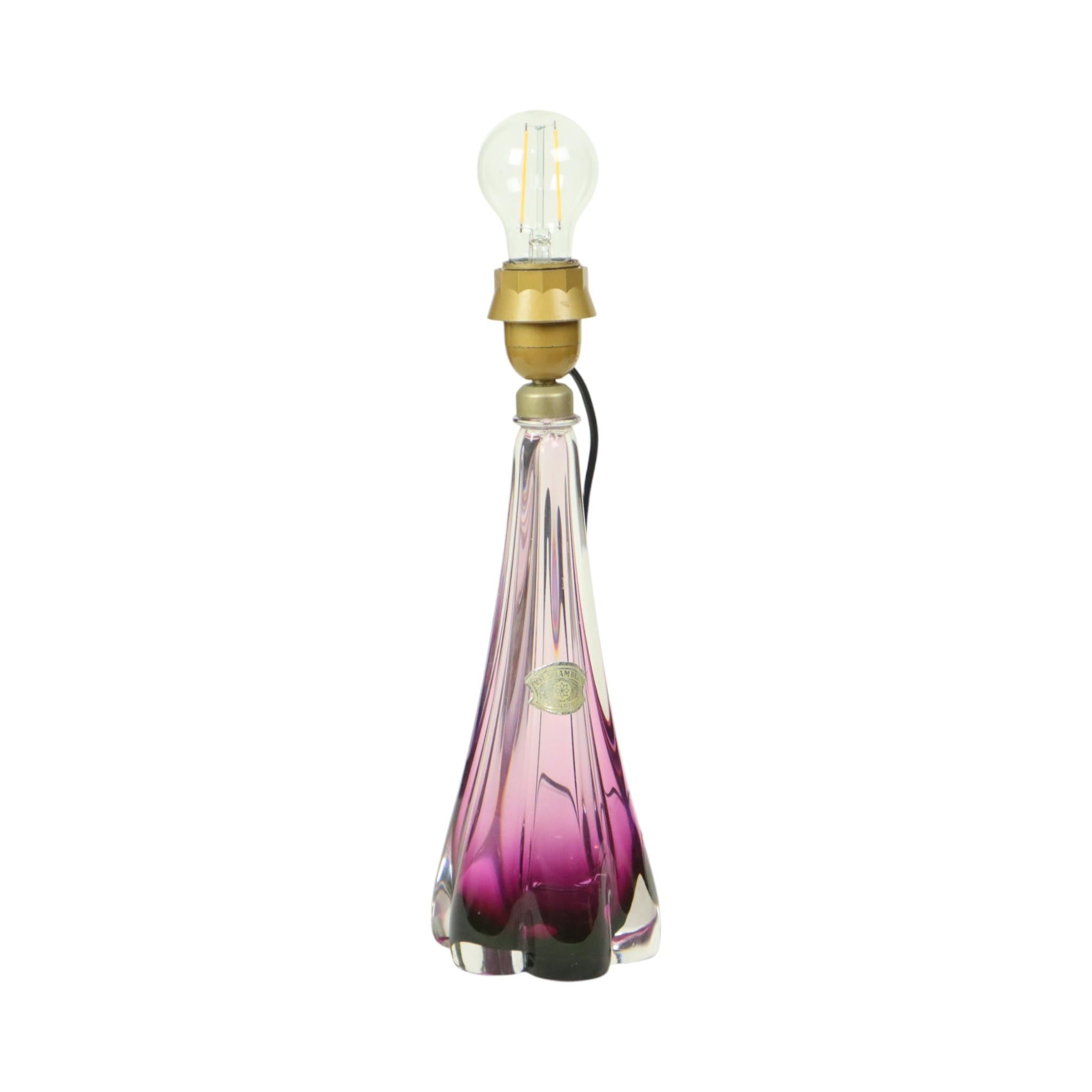 Preciosa lámpara de sobremesa vintage de cristal violeta, de Val Saint Lambert, Bélgica, años 60. La pegatina del fabricante sigue presente, y también está marcada en la parte inferior de la base.

Esta lámpara de sobremesa Val Saint Lambert,