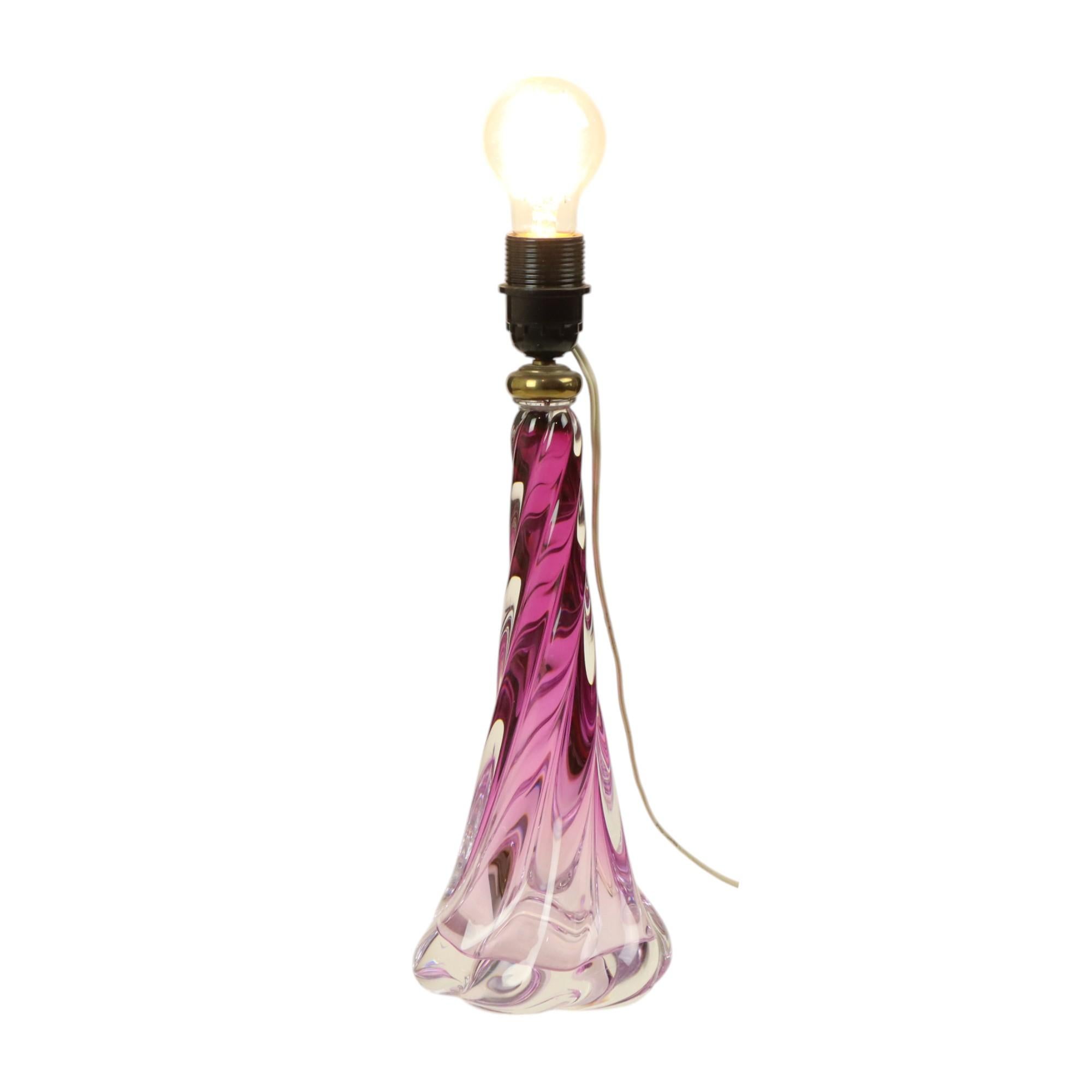 Belge Lampe à poser en cristal violet Val Saint Lambert Swirl Sixties en vente