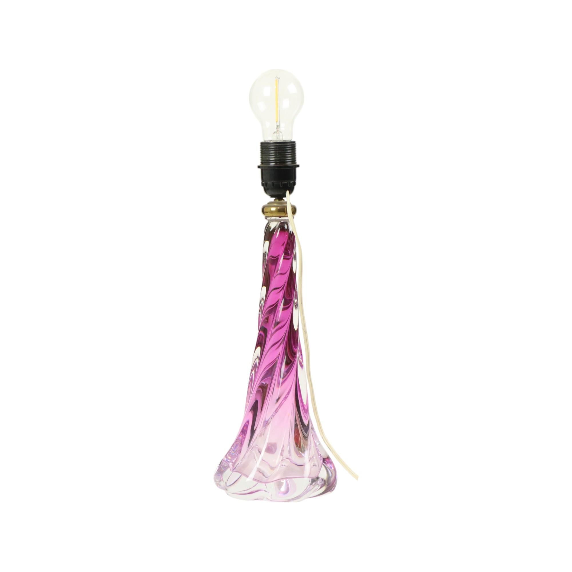 Milieu du XXe siècle Lampe à poser en cristal violet Val Saint Lambert Swirl Sixties en vente