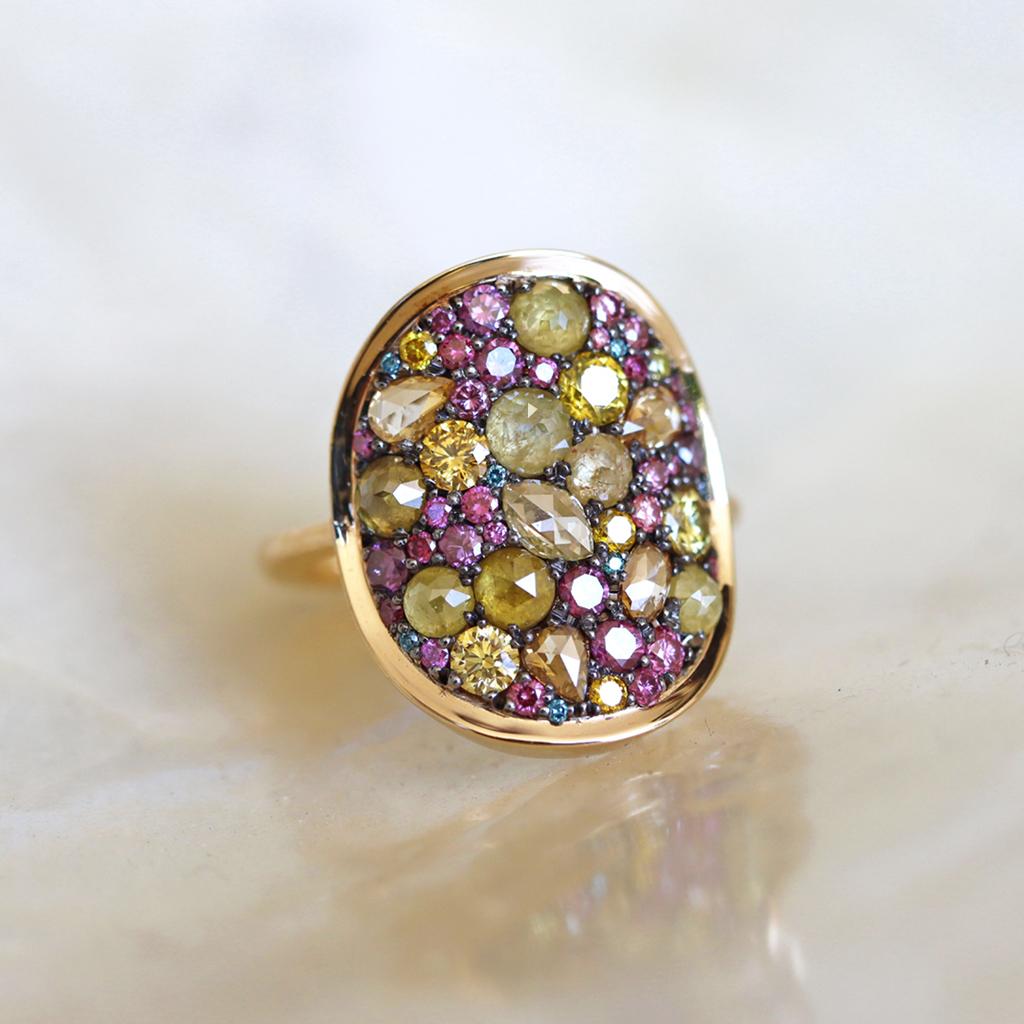 Einzigartiger funkelnder, flacher und geschwungener Mosaik-Diamantring, handgefertigt in Belgien von der Schmuckkünstlerin Joke Quick, aus 6,4 g 18K Gelbgold und geschwärztem Sterlingsilber (die Steine sind auf Silber gefasst, um einen schwarzen