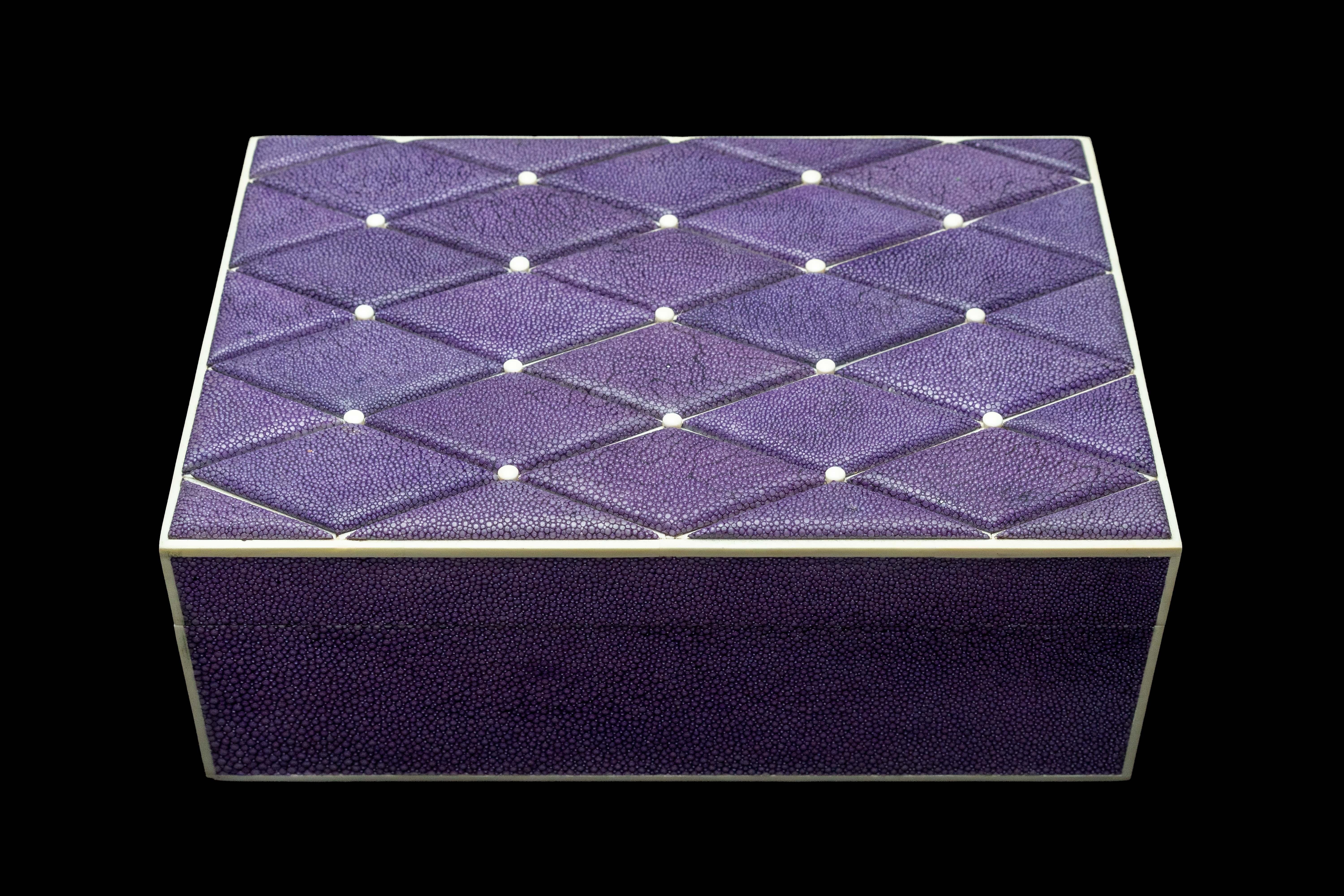 Français Grande boîte en galuchat violet avec garniture en os et diamants en vente