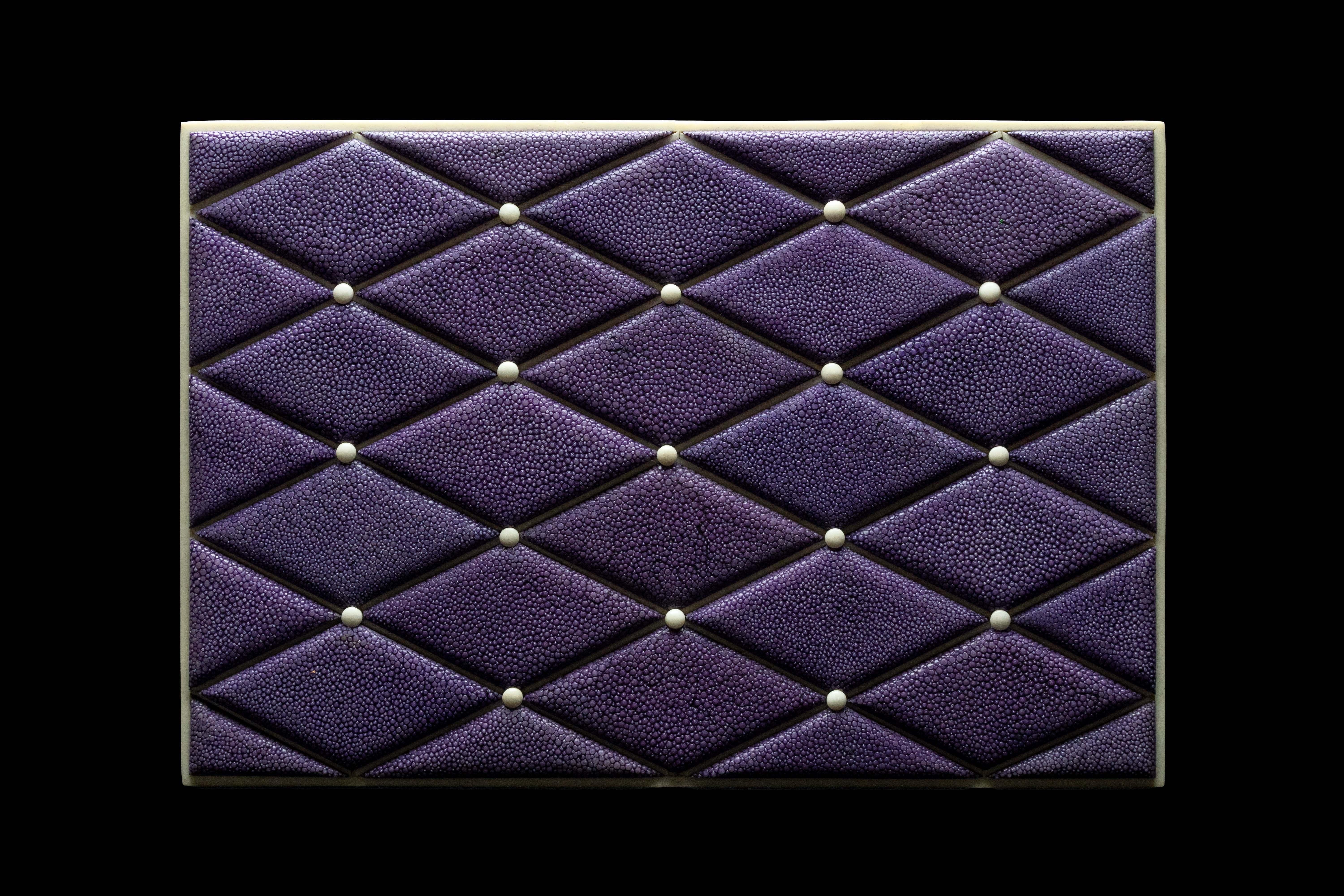 Galuchat Grande boîte en galuchat violet avec garniture en os et diamants en vente