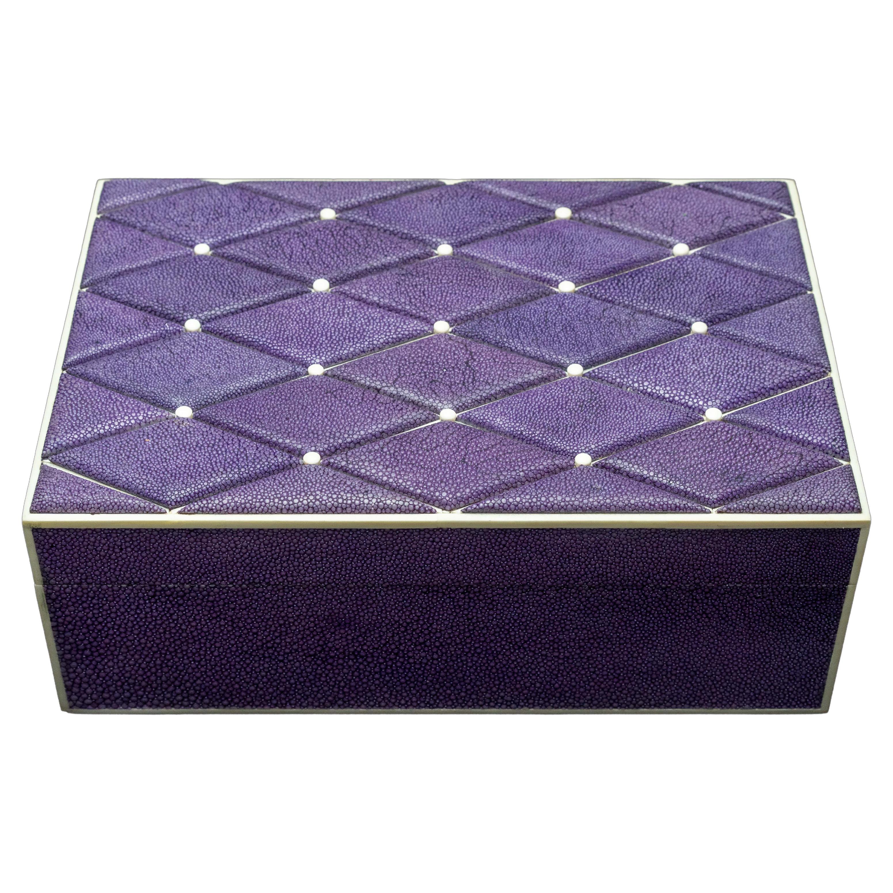 Grande boîte en galuchat violet avec garniture en os et diamants