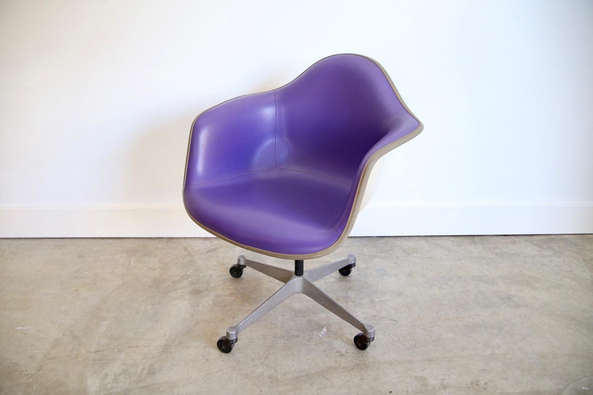Designer: Eames
Manufacture: Herman Miller 
Period/style: Mid-Century Modern 
Country: US 
Date: 1950s.
