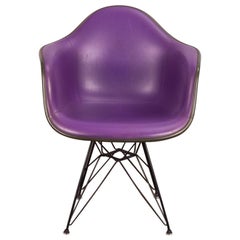 Lila Eames Padded Armshell Chair auf schwarzem Eiffelfuß für Herman Miller