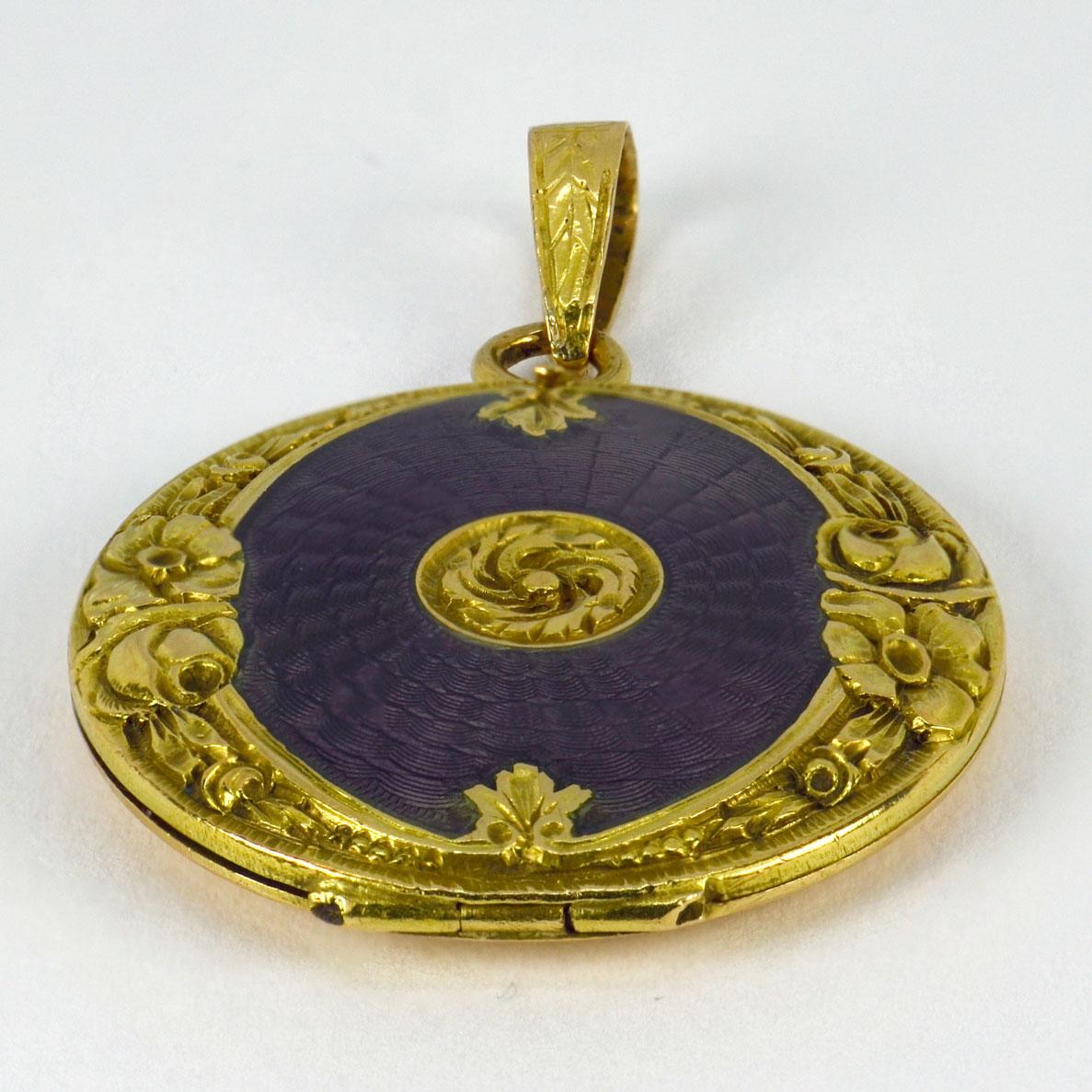 Pendentif en or jaune 18k avec émail violet en vente 7