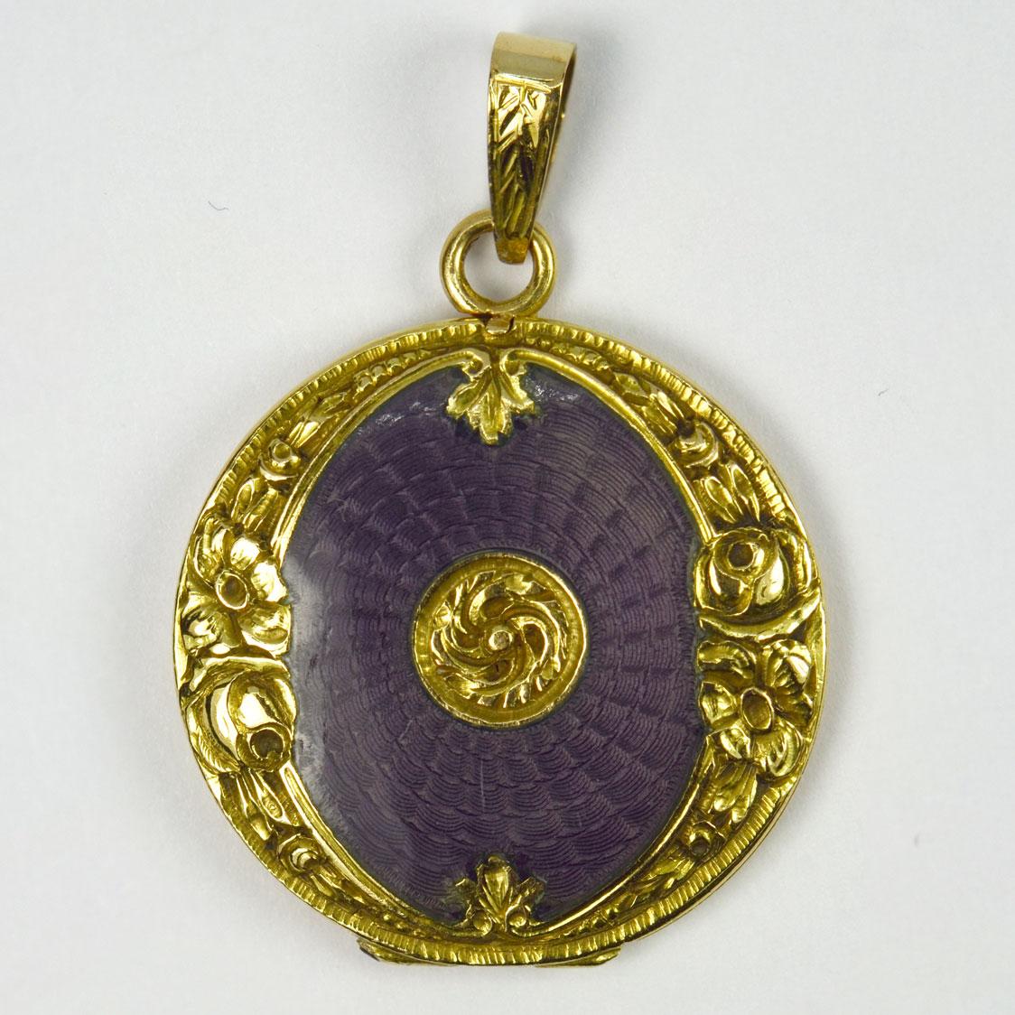 Pendentif en or jaune 18k avec émail violet en vente 9