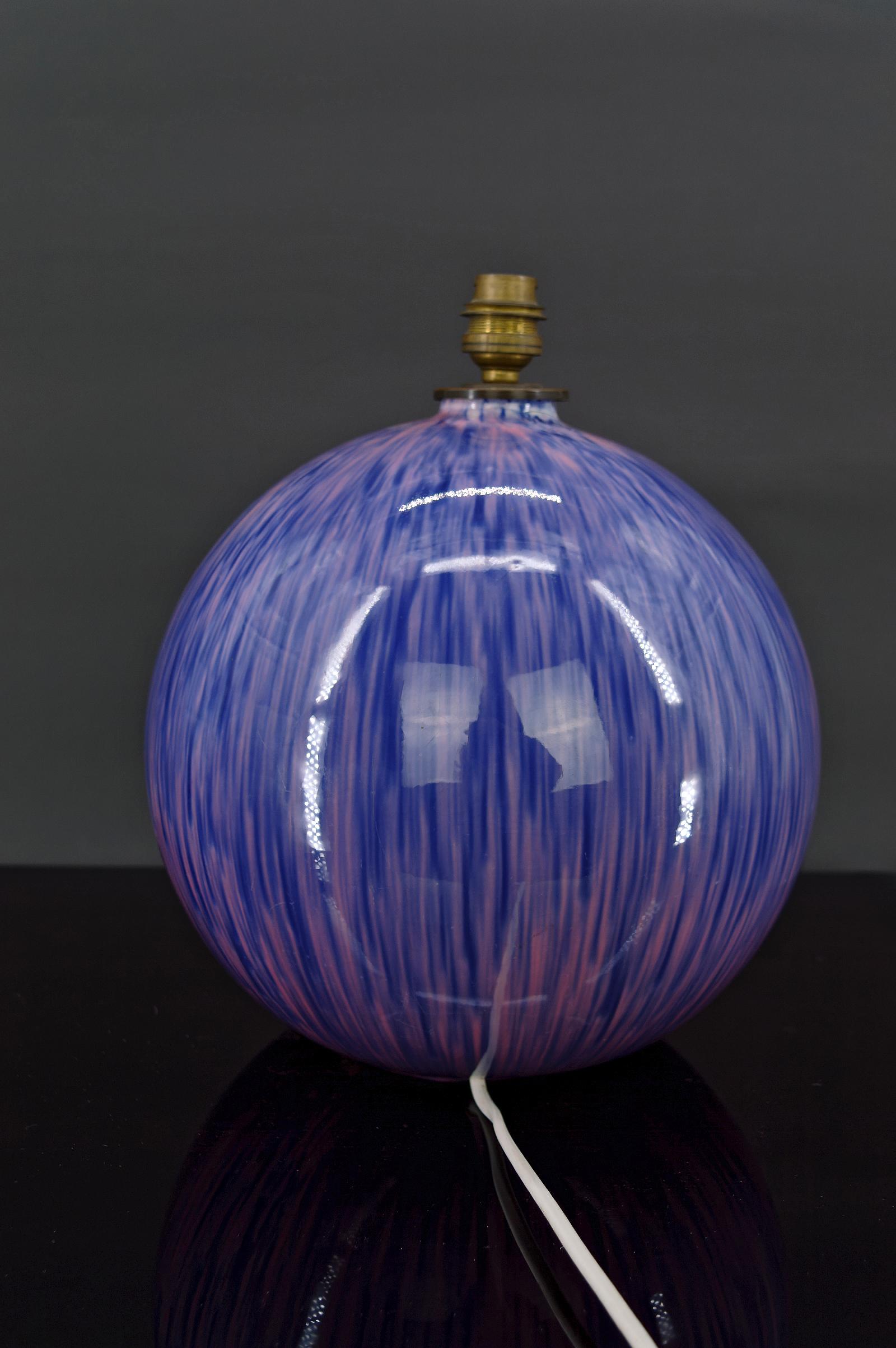 Purple enamel ceramic ball lamp, Art Deco, Circa 1925 In Good Condition For Sale In VÉZELAY, FR