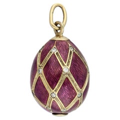 Lila emaillierter Guilloche- und Gold-Eier-Anhänger mit Zirkon