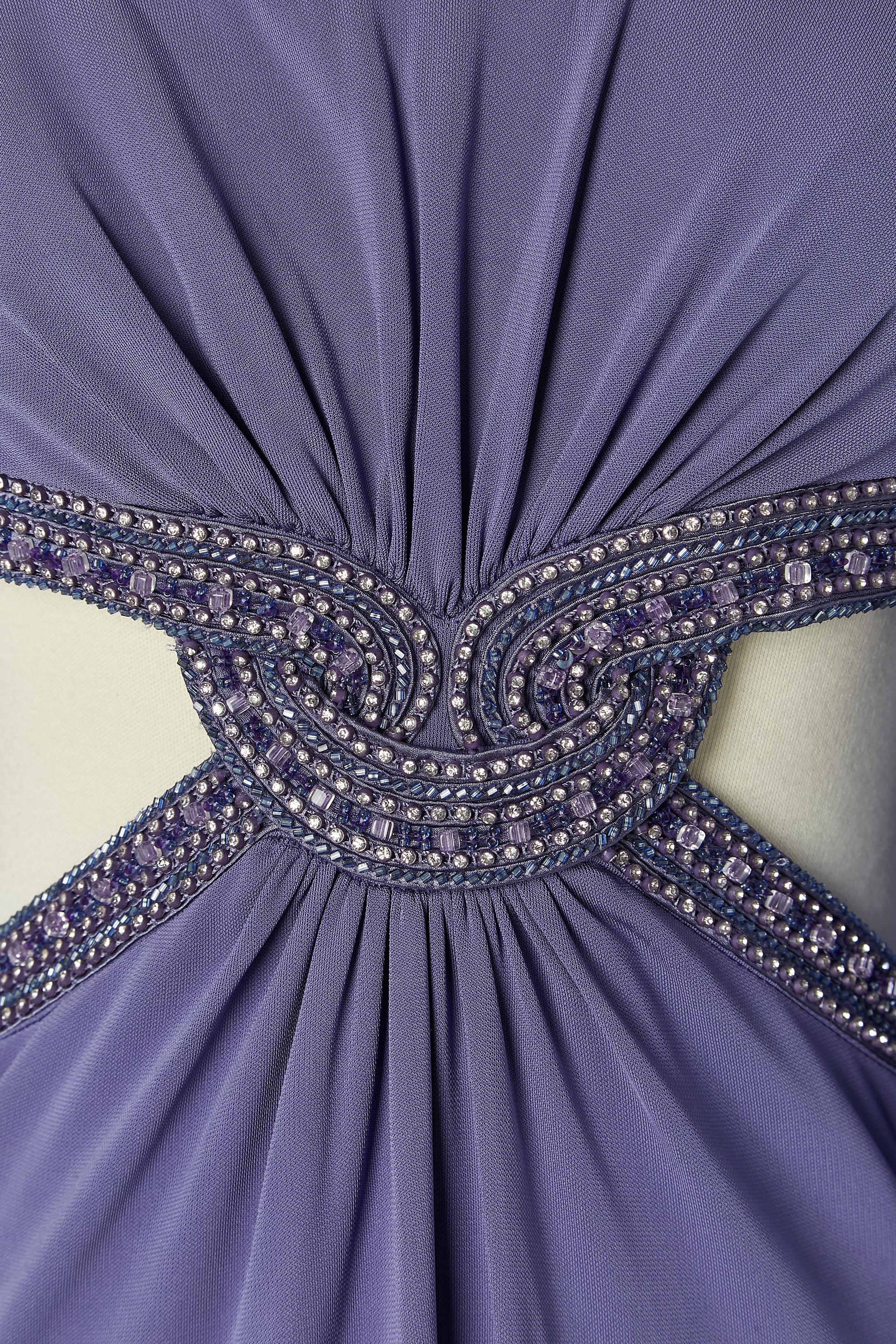 Robe de soirée violette avec châle terminé par des franges.  Composition du tissu : 100% polyester. 
Soutien-gorge rembourré. Fermeture à glissière invisible et crochet sur le côté gauche. 
Fermeture auto-agrippante sur le côté gauche du