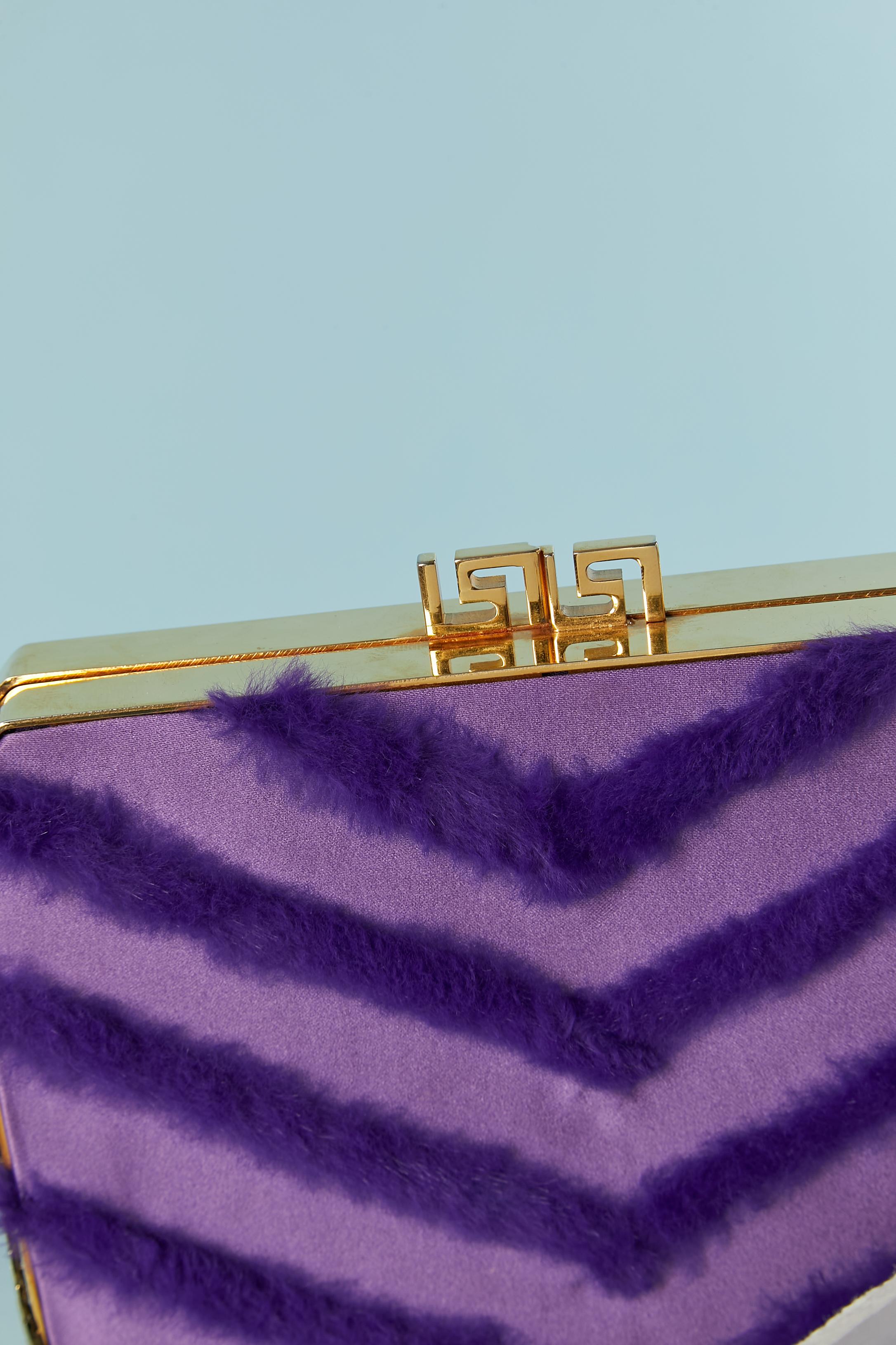 Purple fabric and fur evening bag with gold metal hardware and branded claps. Fabric composition: 90% polyester, 10 % fur. Lining composition: rayon. 
One flat pocket with zip inside 
SIZE : 20cm X 15cm X 3cm 
Detachable chain lenght : 100cm 