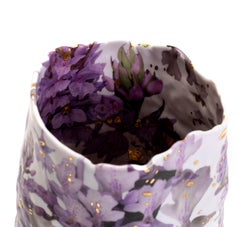 Vase floral violet moucheté d'or, Toni De Jesus