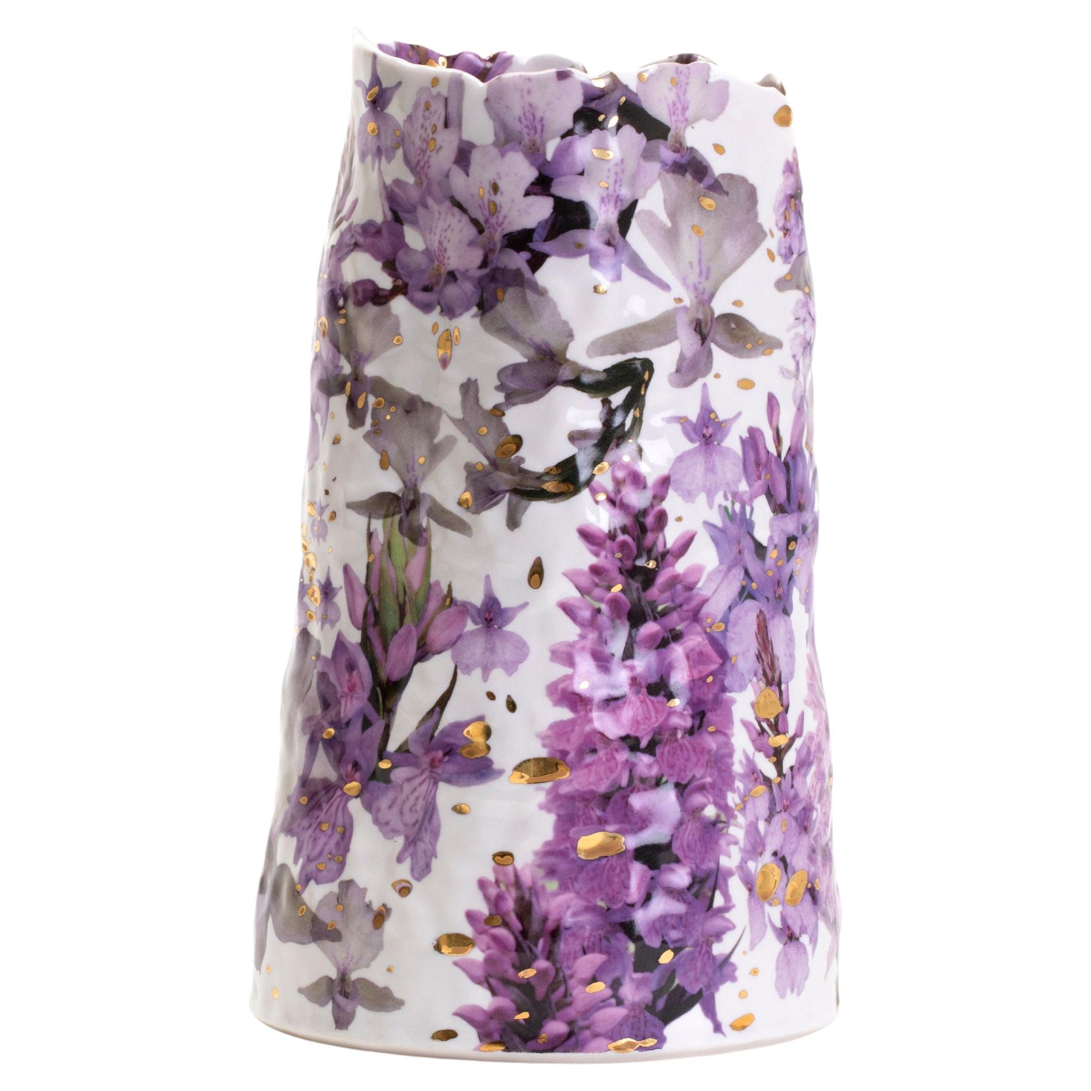 Vaso viola floreale maculato d'oro, Toni De Jesus in vendita
