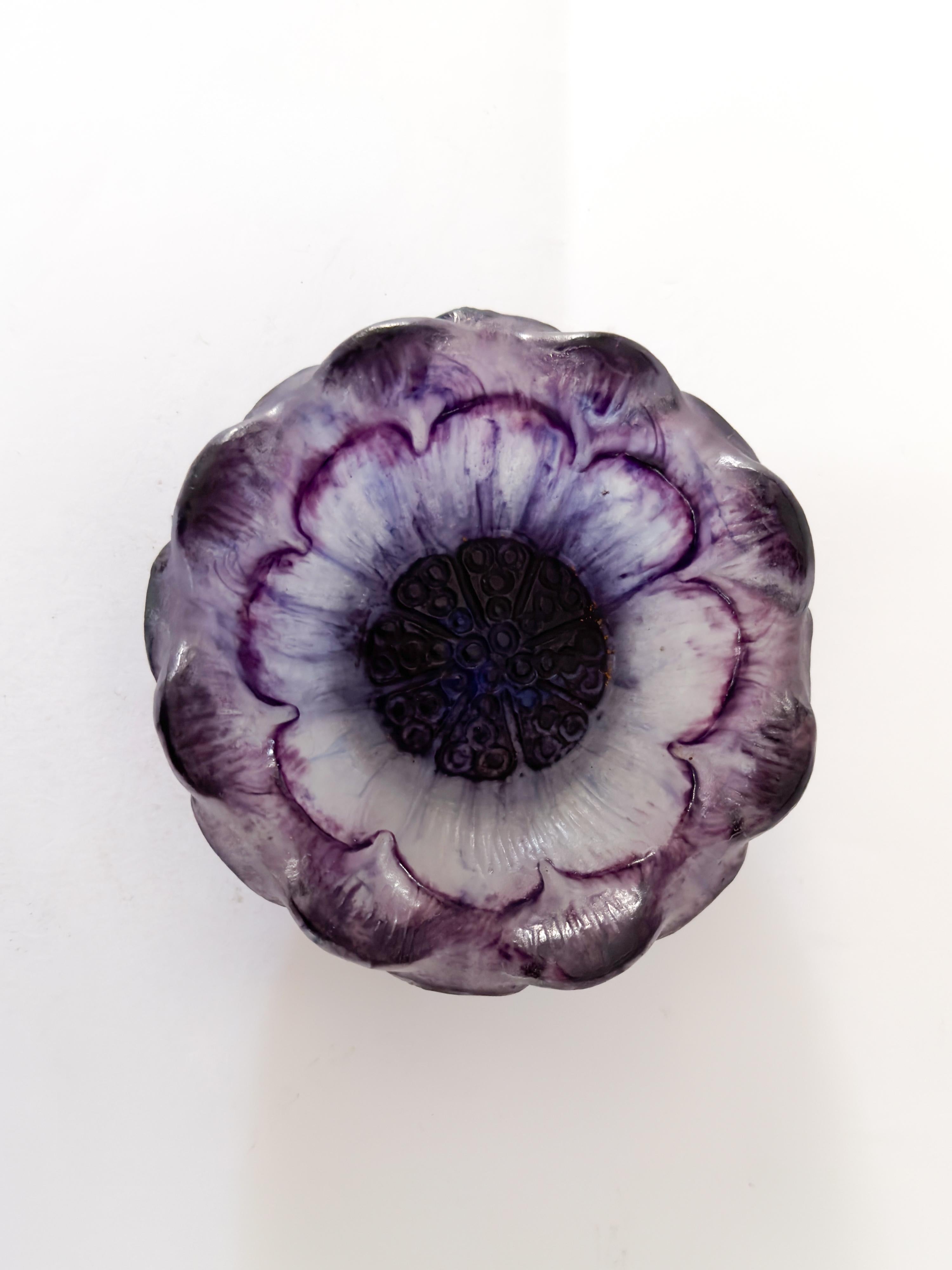 Pate-de-verre 'Open Flower' vase/ bol en verre violet. 
Vers 1924.
Modèle et fonte d'une tête de fleur ouverte, sur un pied court (restauré) avec 