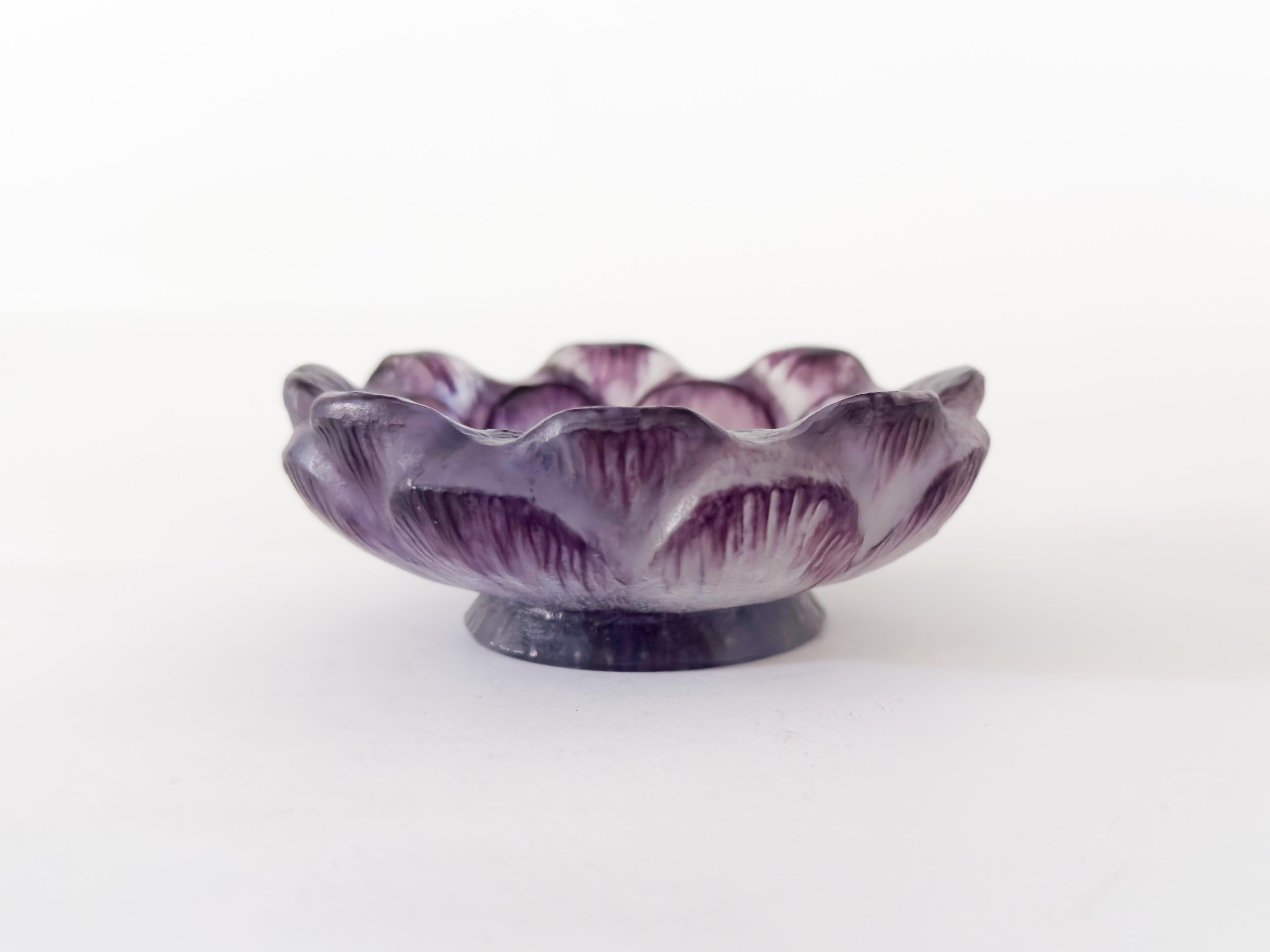Verre d'art Coupe en verre à fleurs violettes par Gabriel Argy-Rousseau, 1924 en vente