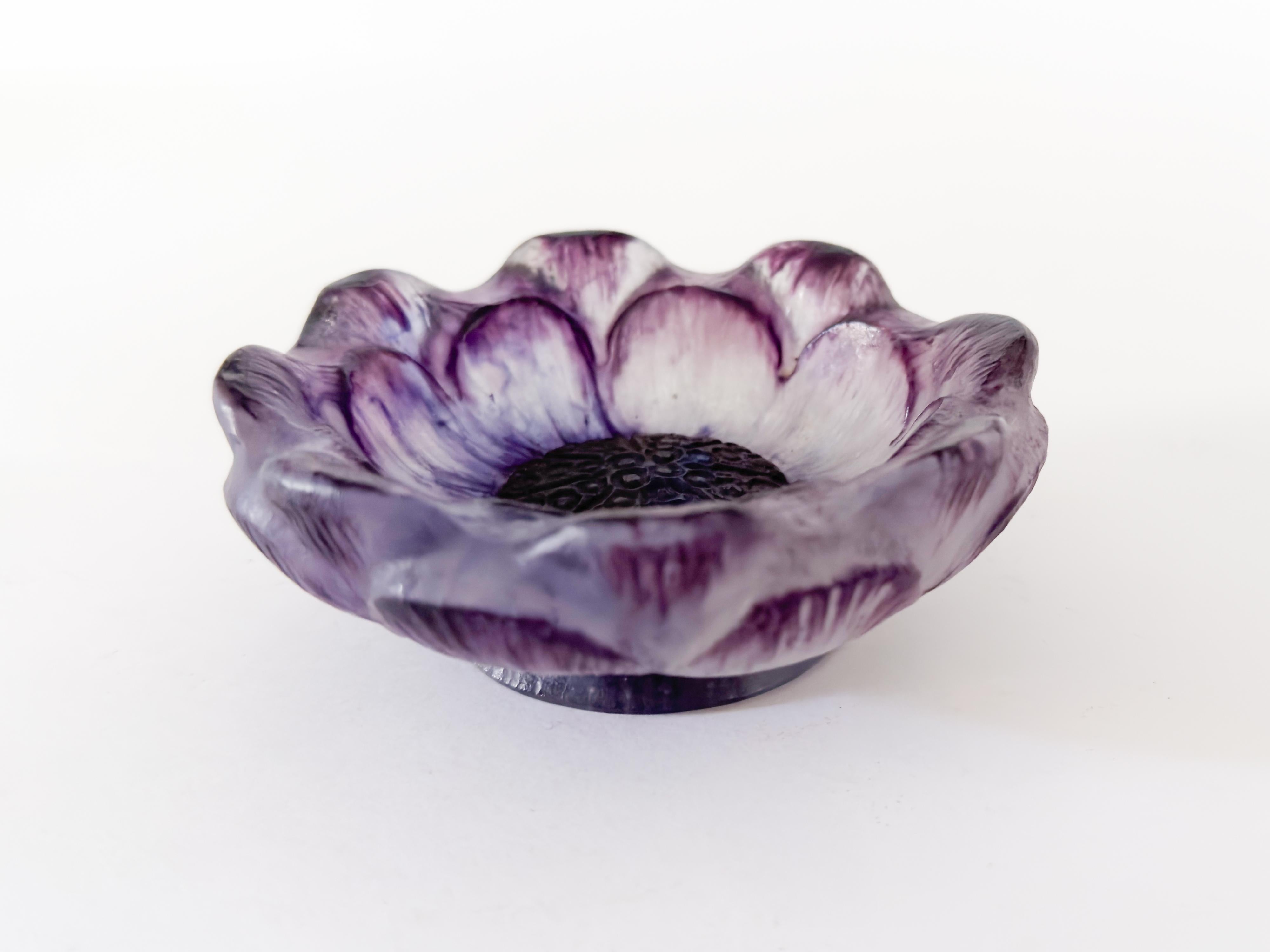 Coupe en verre à fleurs violettes par Gabriel Argy-Rousseau, 1924 en vente 2