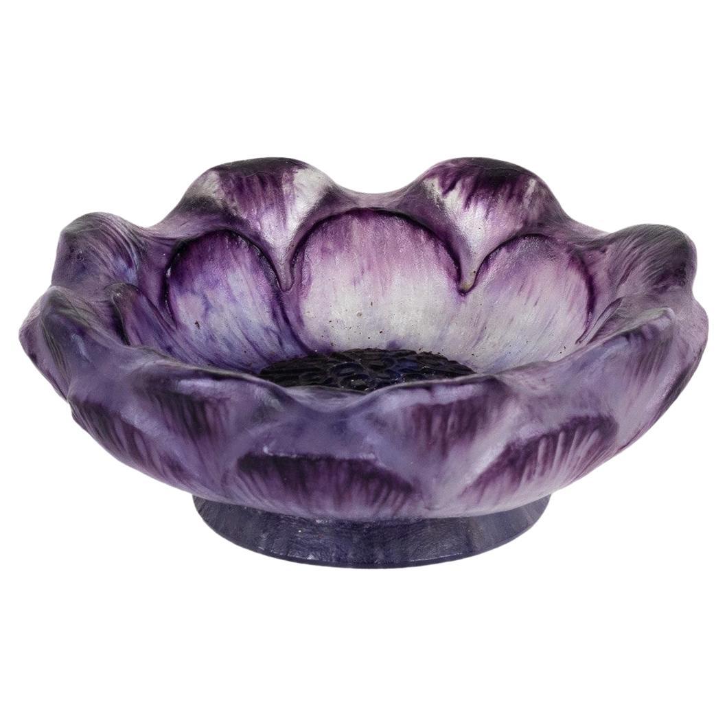 Coupe en verre à fleurs violettes par Gabriel Argy-Rousseau, 1924 en vente