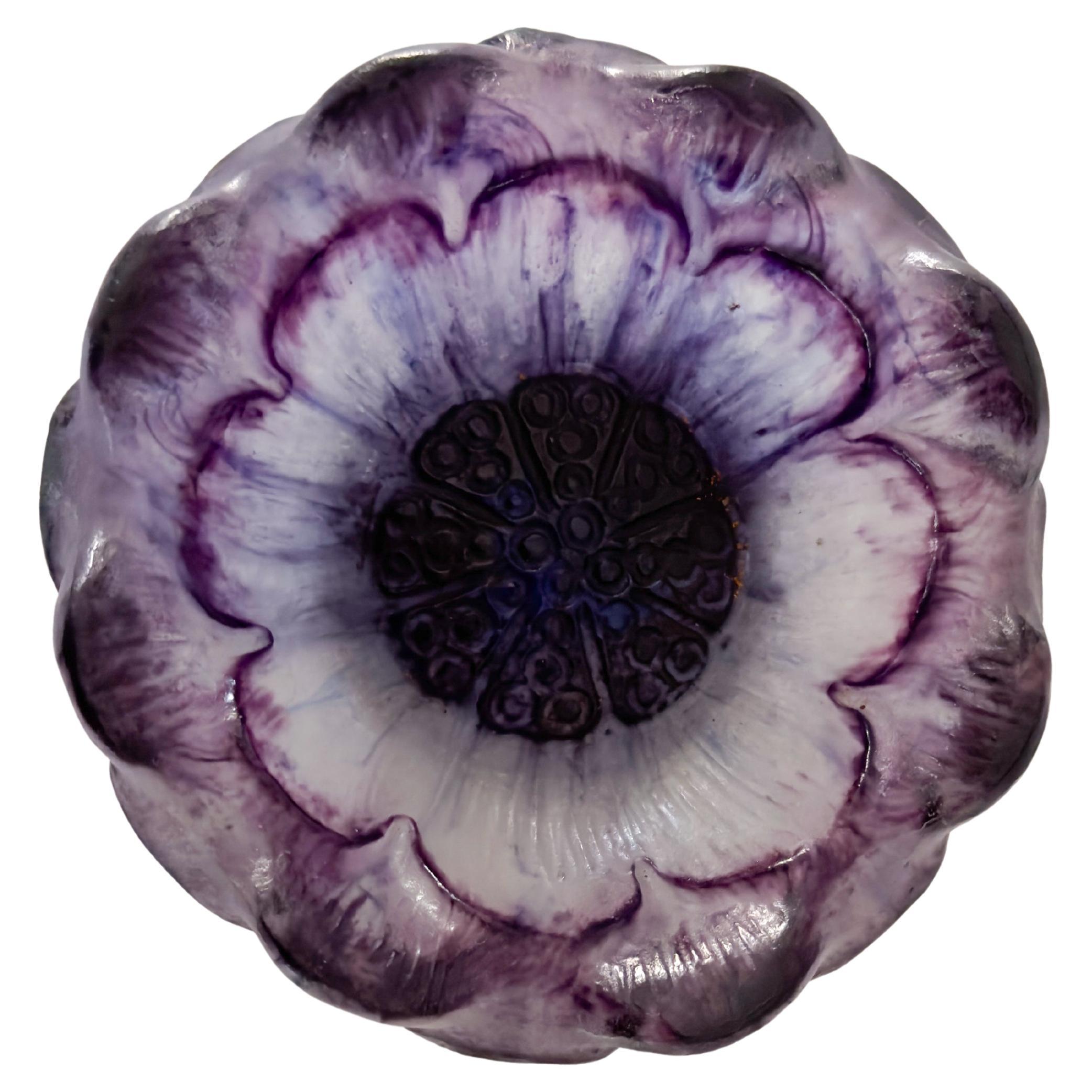 Pate-de-verre 'Open Flower' vase/ bol en verre violet. 
Vers 1924.
Modèle et fonte d'une tête de fleur ouverte, sur un pied court (restauré) avec 