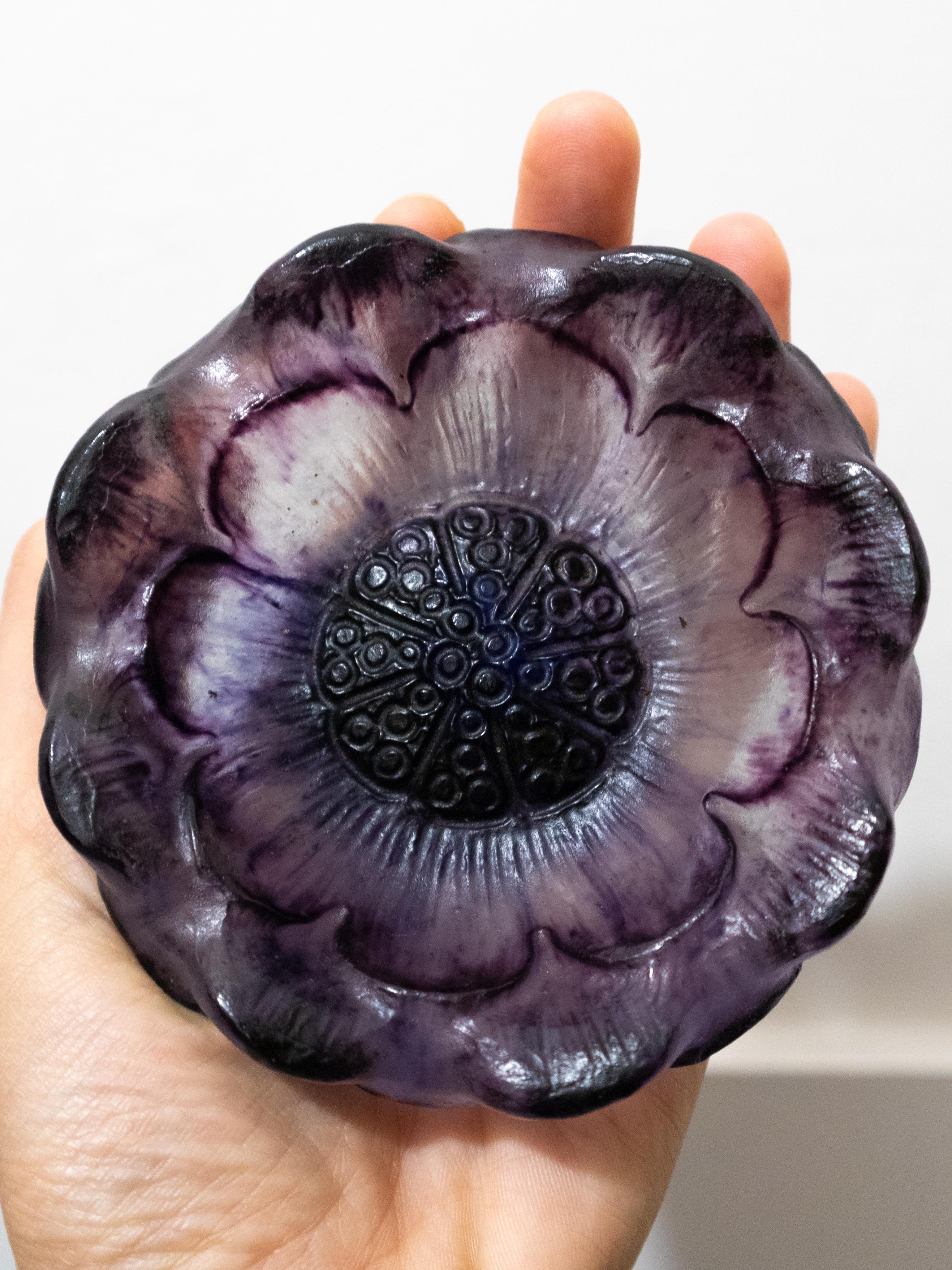 Art nouveau Petit bol en verre à fleurs violettes par Gabriel Argy-Rousseau, 1924 en vente