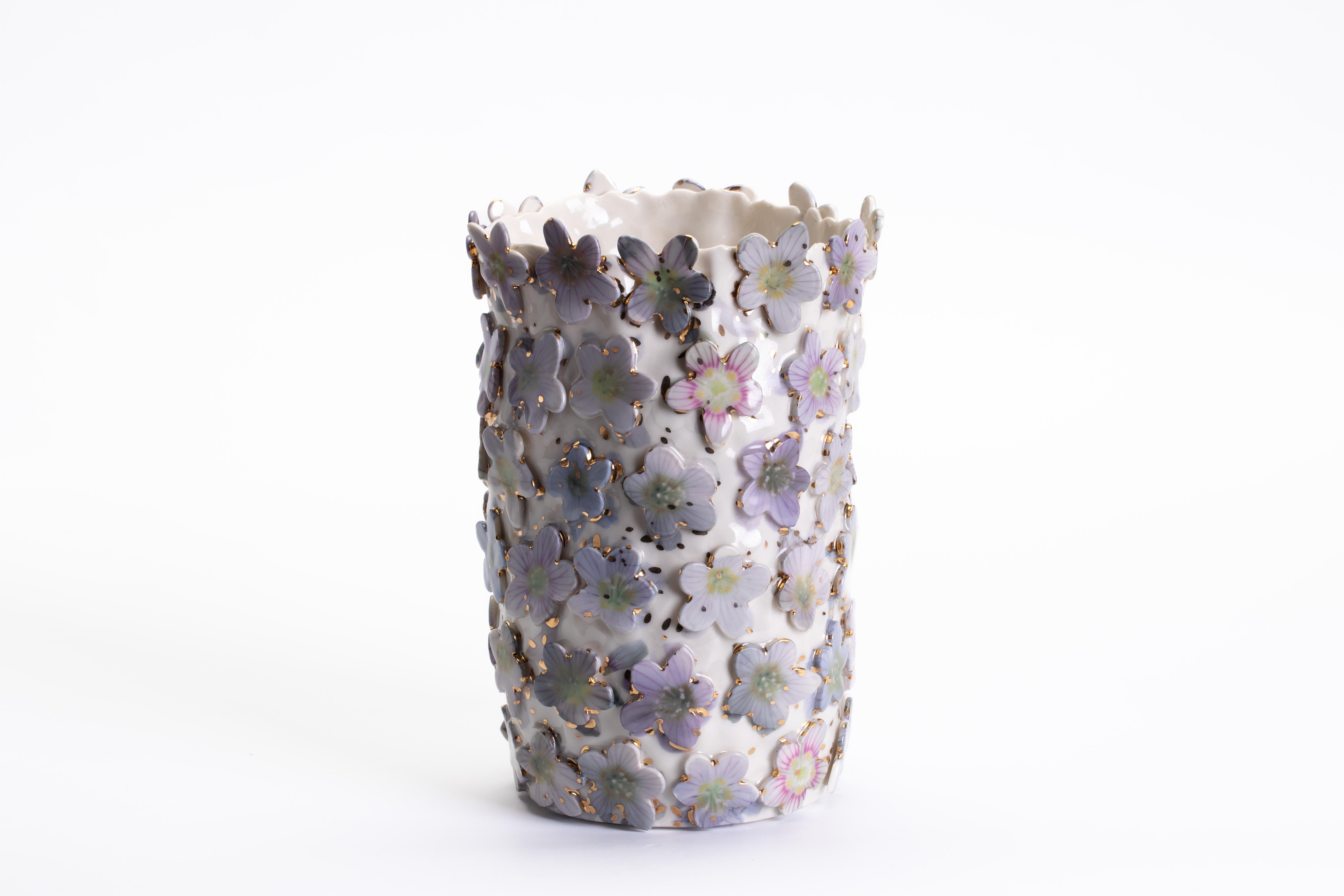 Vase Sorrel, 2025 (Porcelaine, C. 9.4 in. h x 6.5 in. w x 5.9 in. d, Object No. : 4298)

La pratique de Toni De Jesus est le reflet de l'exploration intime de ses voyages émotionnels et artistiques, ancrée dans une recherche sur les matériaux, la