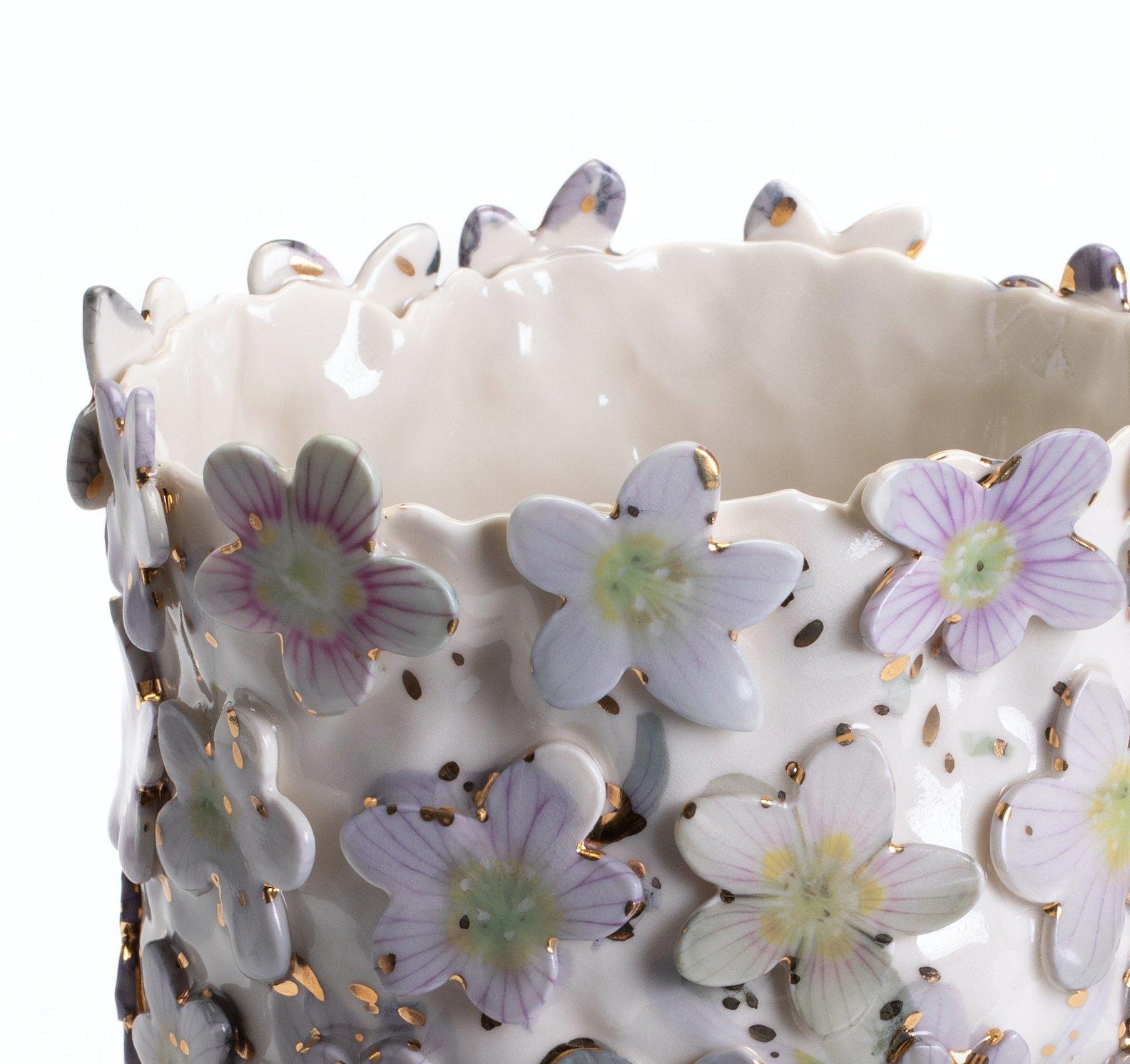 Européen Vase à fleurs violettes et moucheté d'or, Toni De Jesus en vente