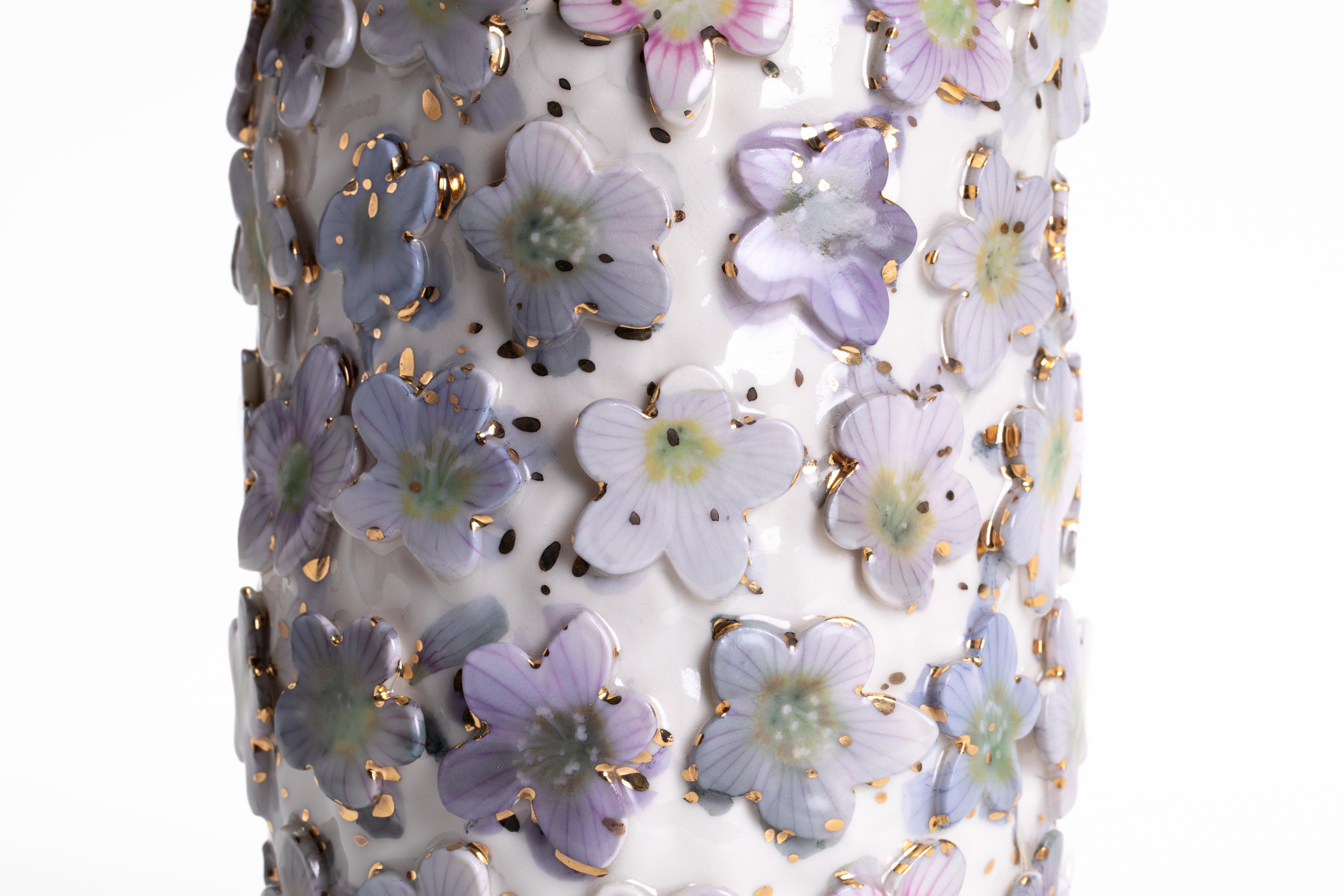 Vase à fleurs violettes et moucheté d'or, Toni De Jesus Neuf - En vente à New York, NY