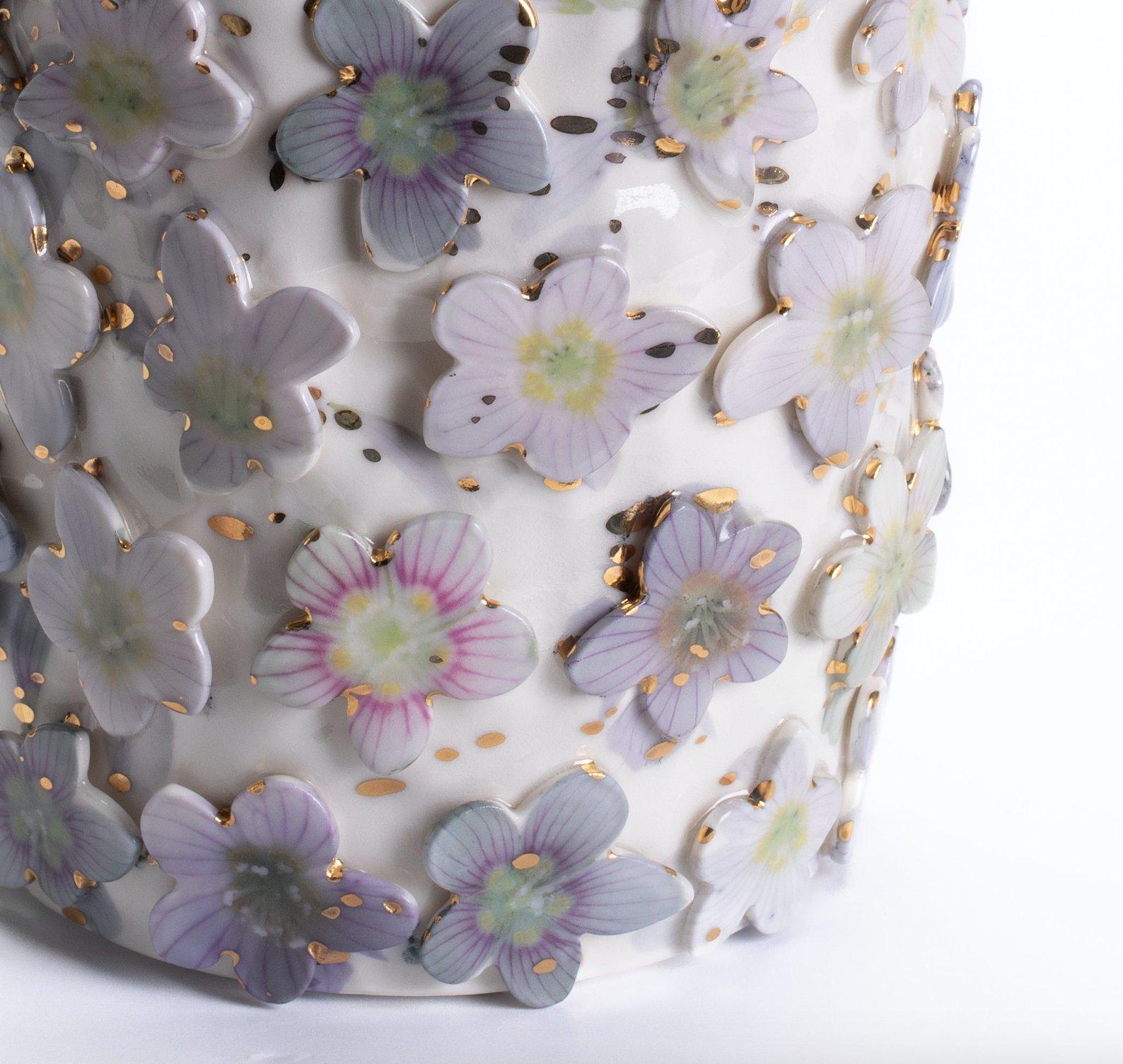 XXIe siècle et contemporain Vase à fleurs violettes et moucheté d'or, Toni De Jesus en vente