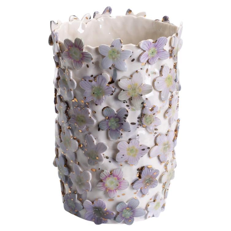 Vase à fleurs violettes et moucheté d'or, Toni De Jesus en vente