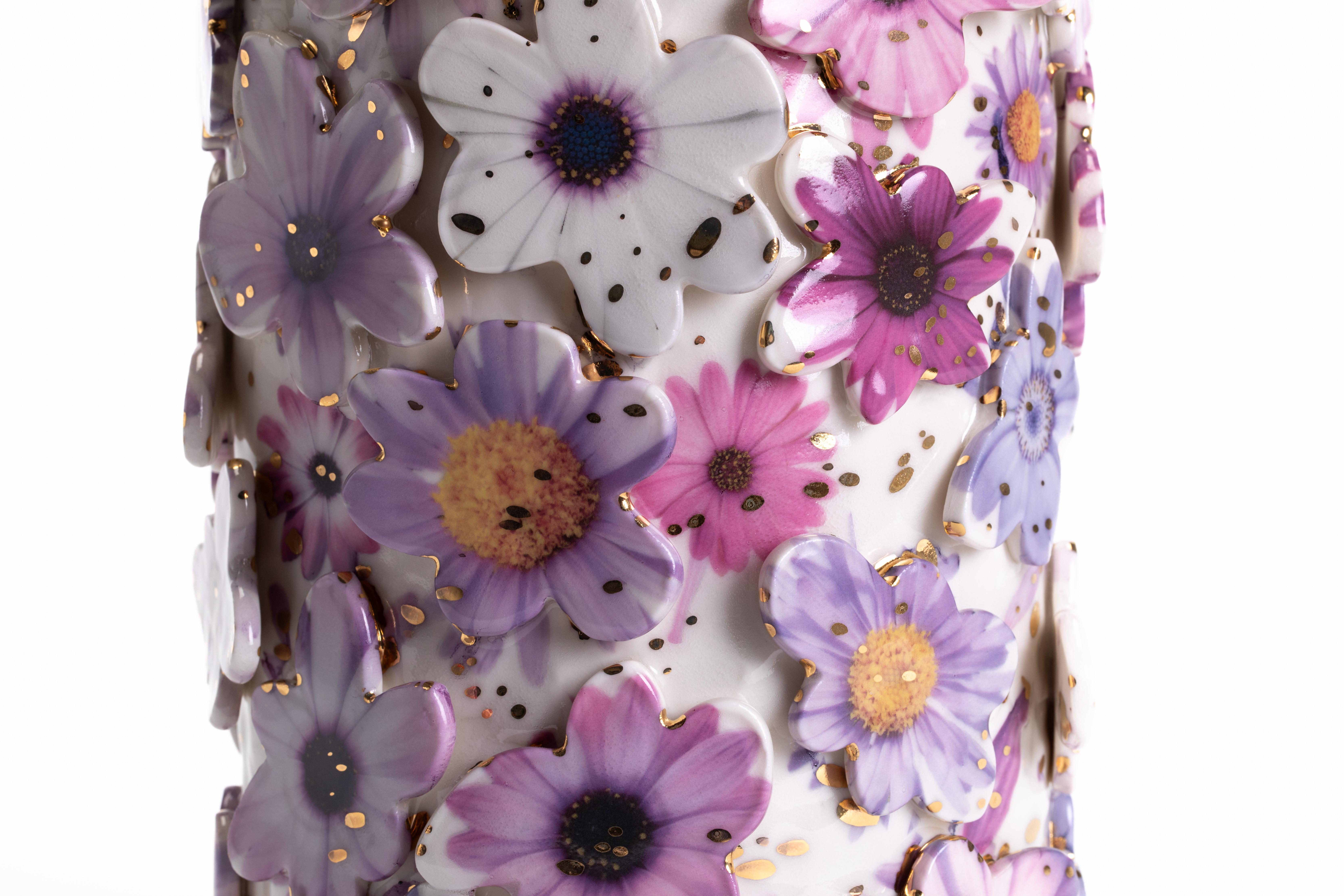 Européen Vase à fleurs violettes, Toni De Jesus