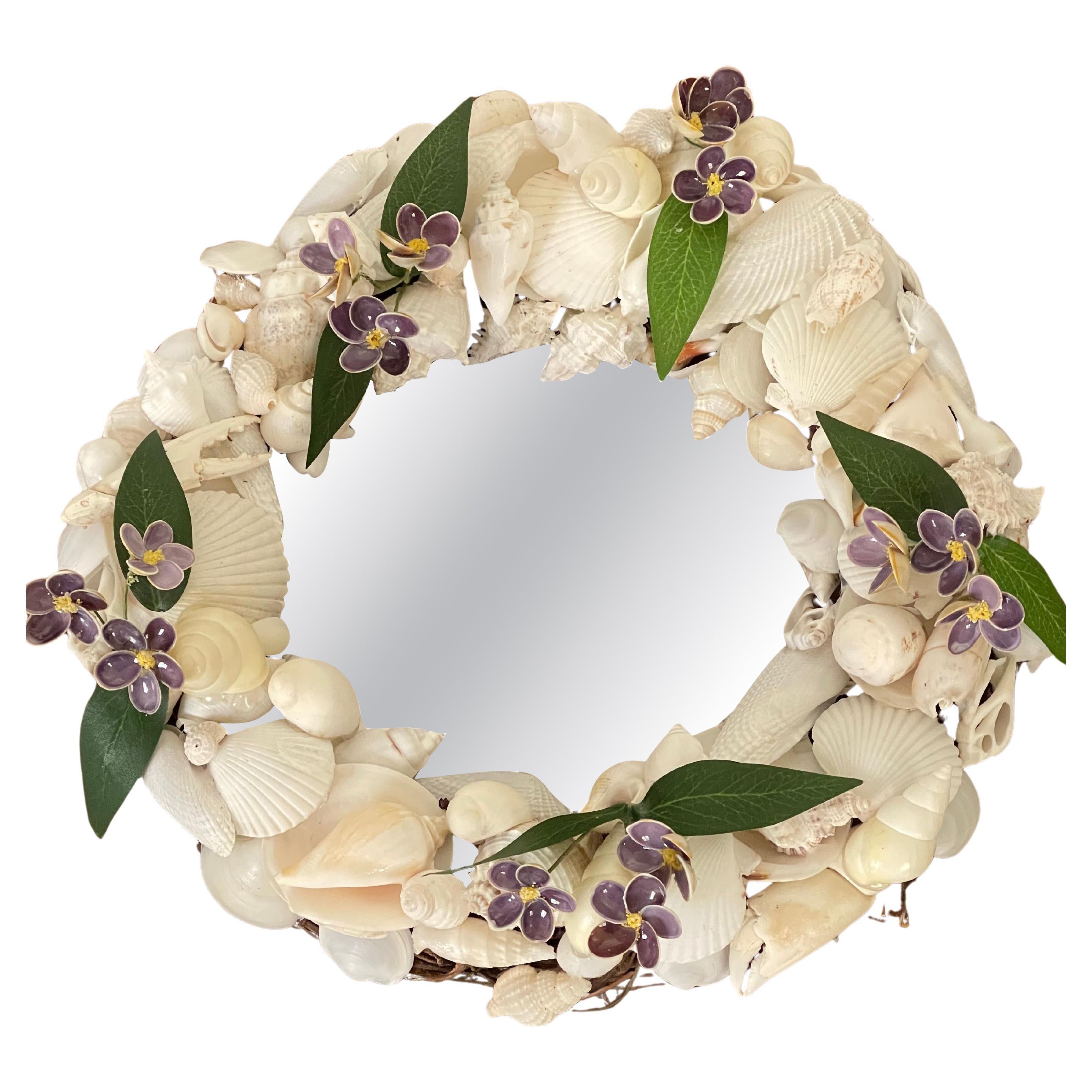 Lila Blumen Muschel Spiegelrahmen oder Kranz im Angebot