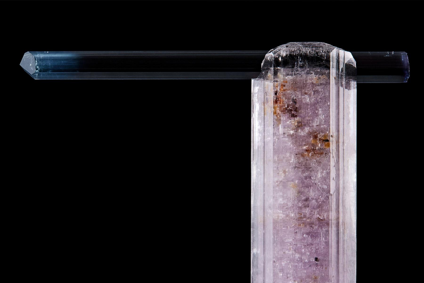 Fluorapatite violette avec tourmaline
Champ de pegmatites de Golconda, Governador Valadares,
Minas Gerais, Brésil
7.1cm de haut X 5.7cm de large

Cette apatite et cette tourmaline uniques constituent une sculpture minimaliste composée de deux