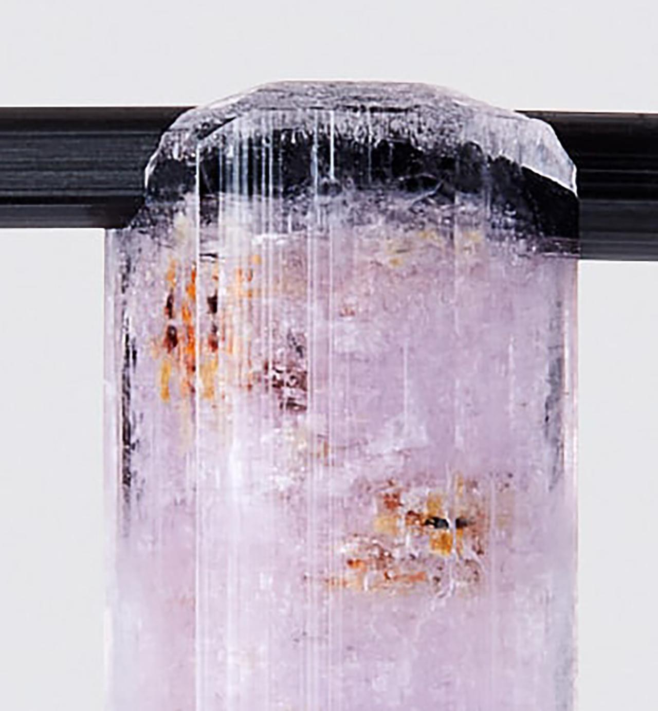 Fluorapatite violette avec tourmaline, champ de pegmatites de Golconda, Brésil Excellent état - En vente à New York, NY
