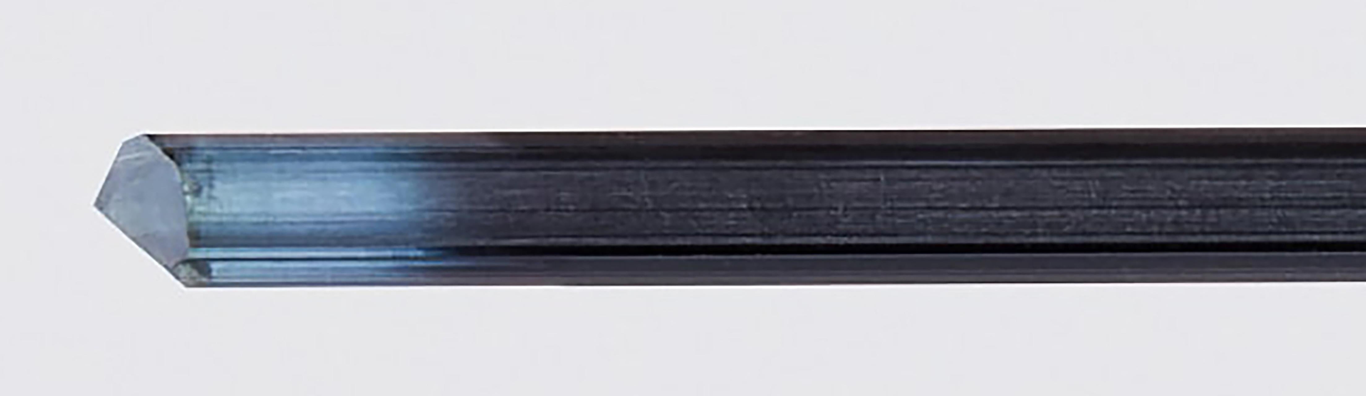 XVIIIe siècle et antérieur Fluorapatite violette avec tourmaline, champ de pegmatites de Golconda, Brésil en vente