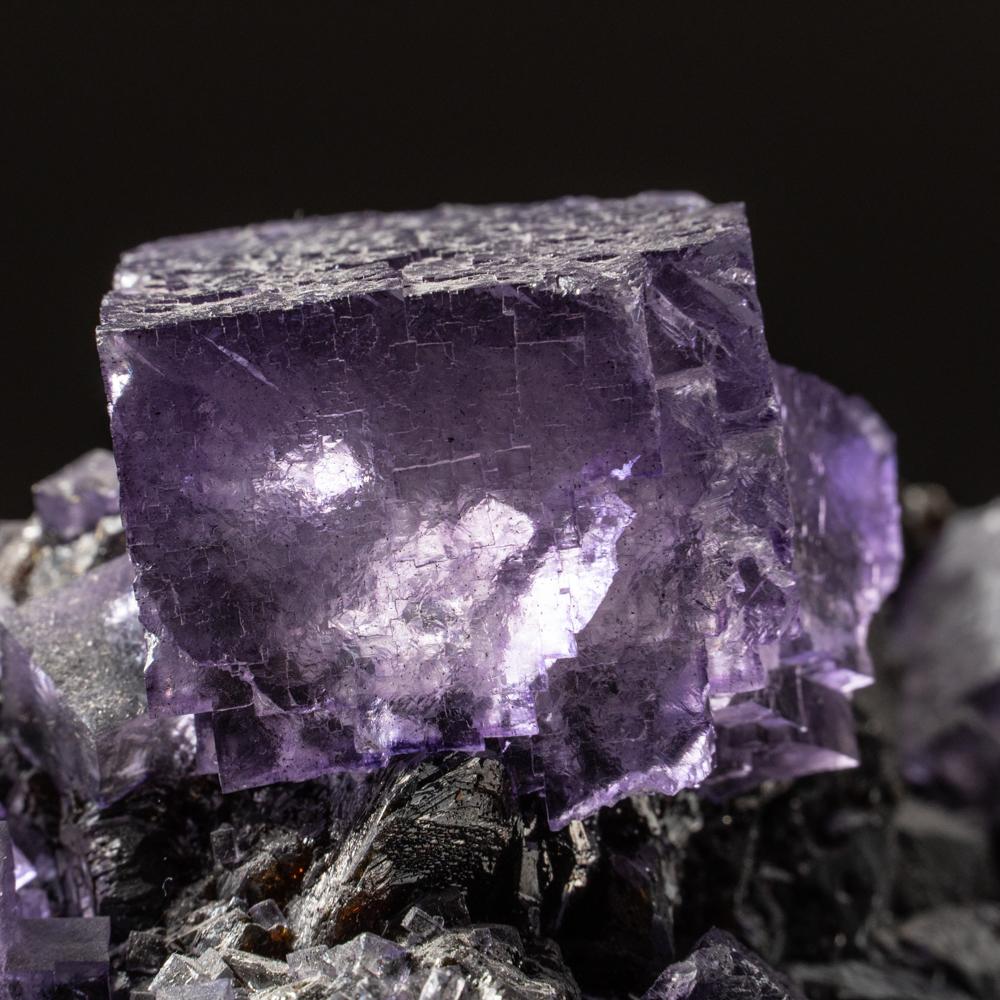  de la mine Elmwood, Carthage, comté de Smith, Tennessee

 

Cristaux de fluorine transparents 3d cubiques violets surmontant un groupe de cristaux de sphalérite lustrés métalliques. La fluorine a un noyau riche en violet transparent avec des faces
