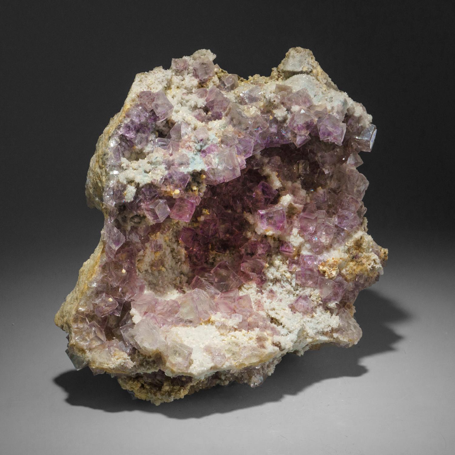 Dalla miniera di Minggang, provincia di Henan, Cina

Grande formazione cubica ben definita di cristalli di fluorite con facce cristalline composte da facce cubiche sub-parallele più piccole. La fluorite ha un nucleo giallo pallido con zonature