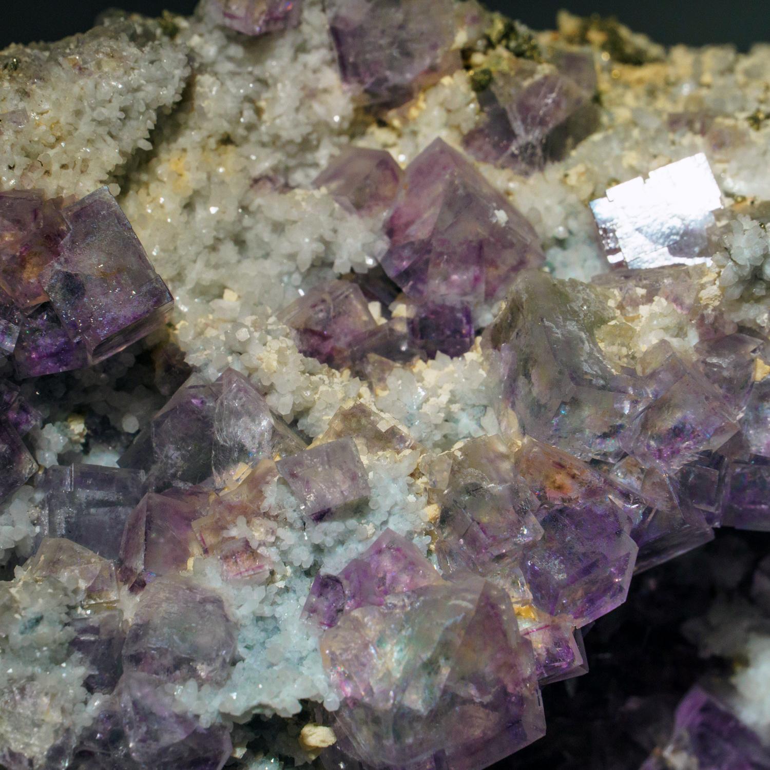 XXI secolo e contemporaneo Fluorite viola dalla miniera di Minggang, provincia di Henan, Cina (11.2 lbs) in vendita
