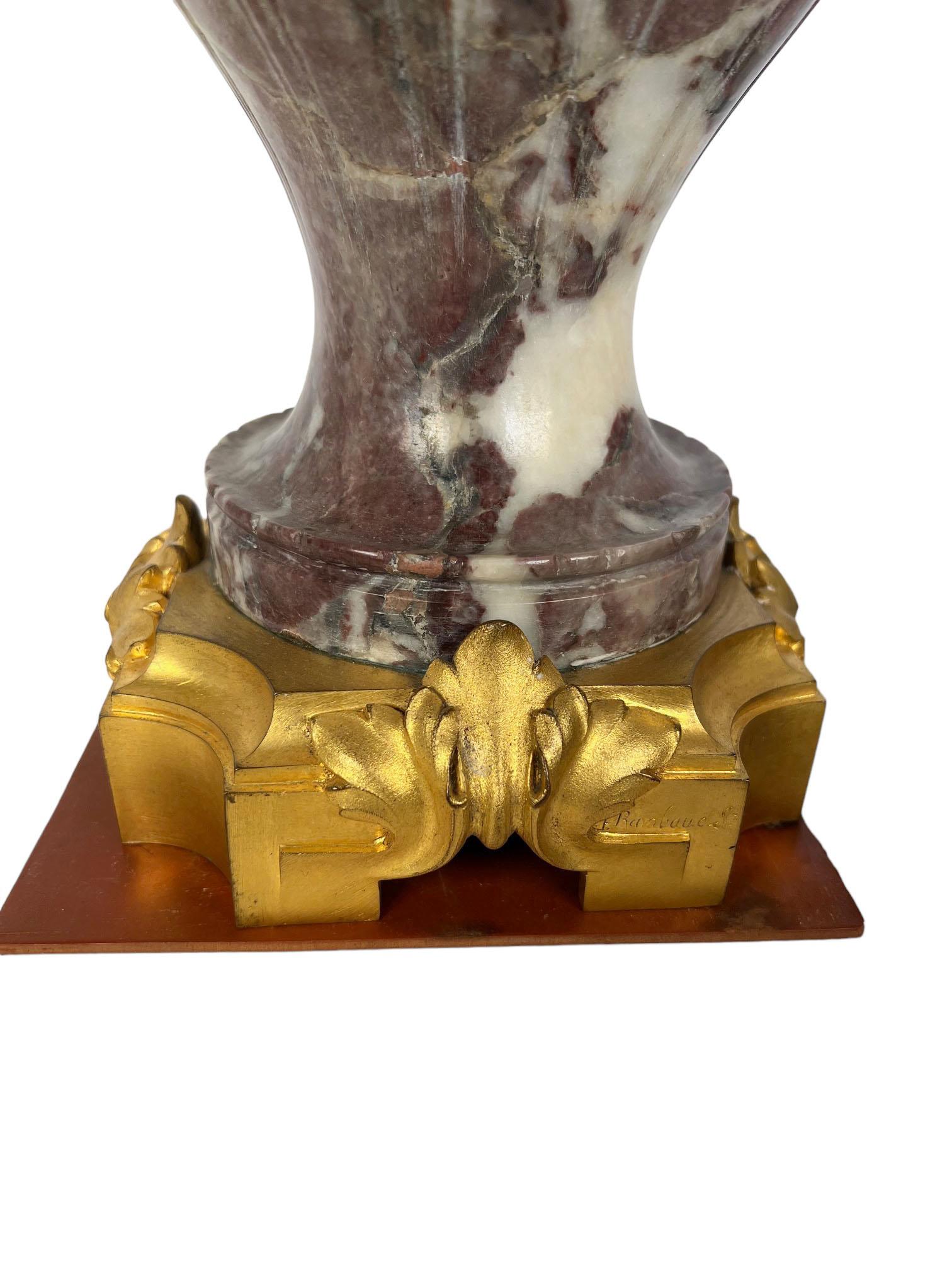 Francese F. Urna in marmo scanalato viola della fine del XIX secolo firmata Rambaud con coperchio in vendita