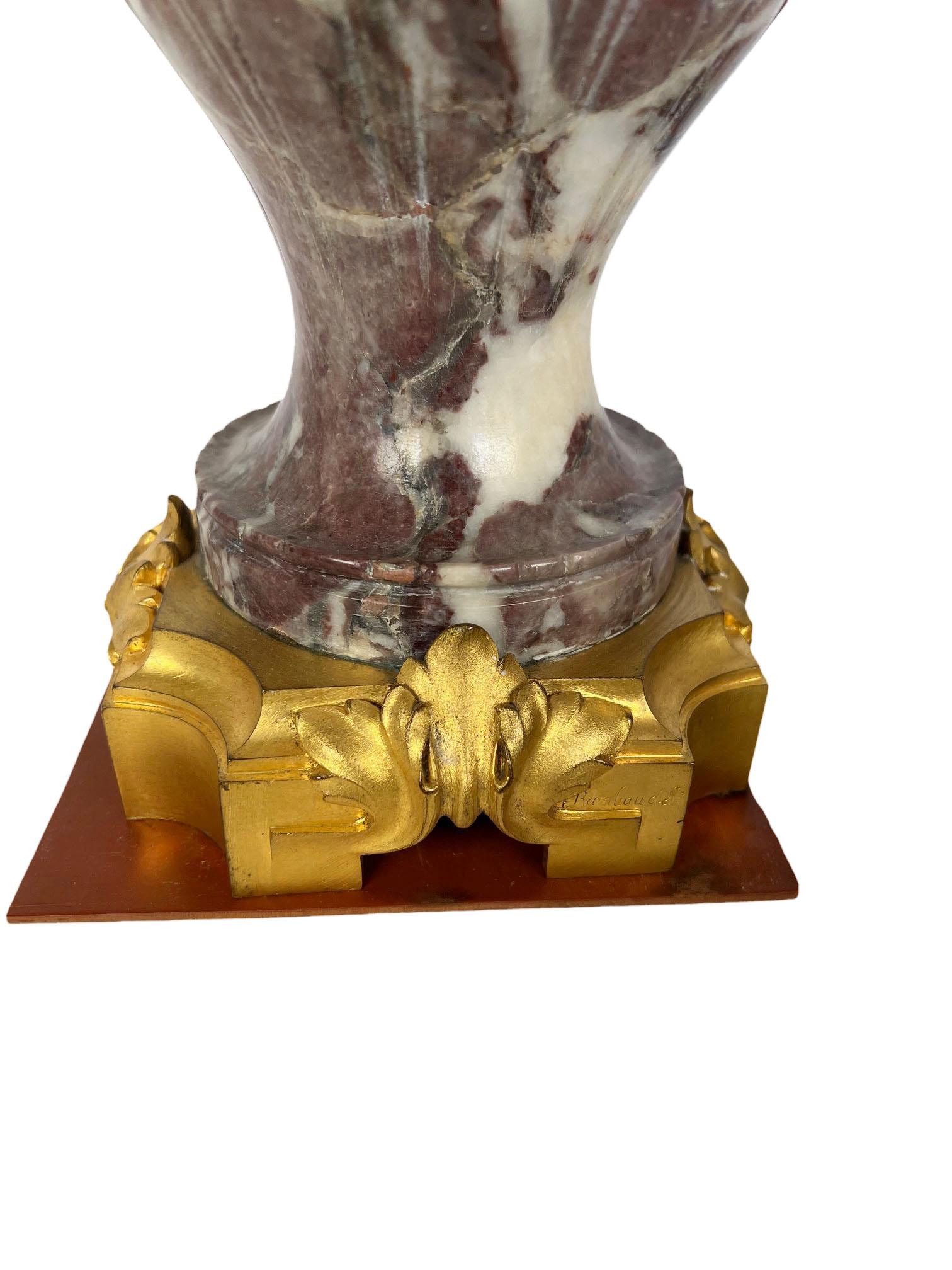 Lila Urne aus geriffeltem Marmor mit Deckel (Spätes 19. Jahrhundert) im Angebot
