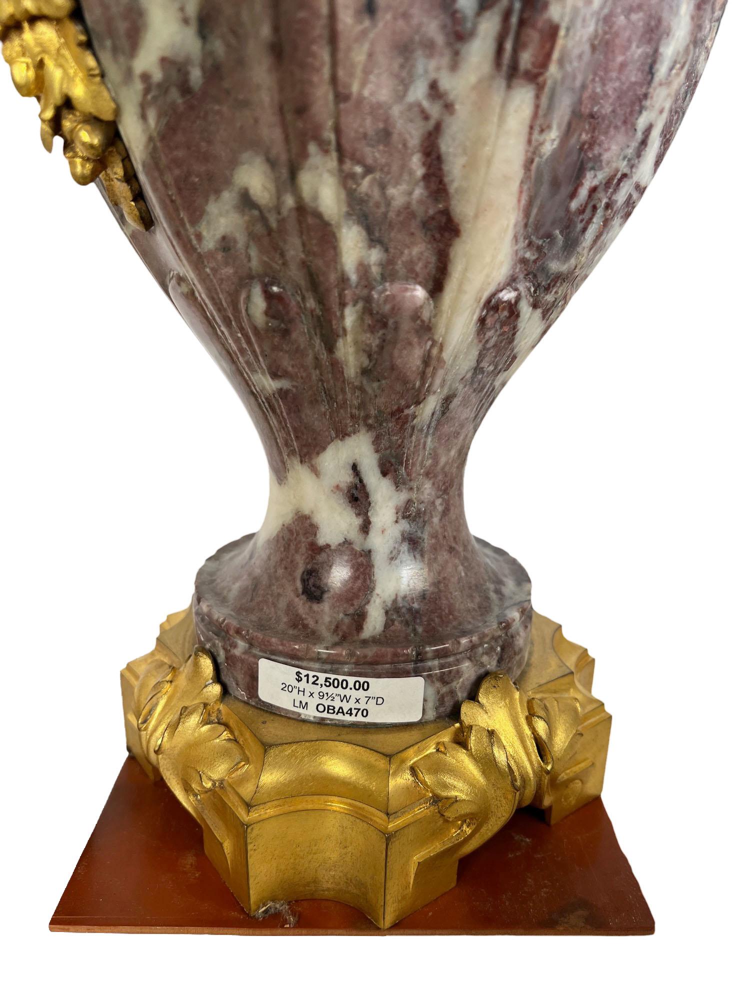 Bronze Urne en marbre cannelé violet de la fin du 19e siècle signée F. Rambaud en vente