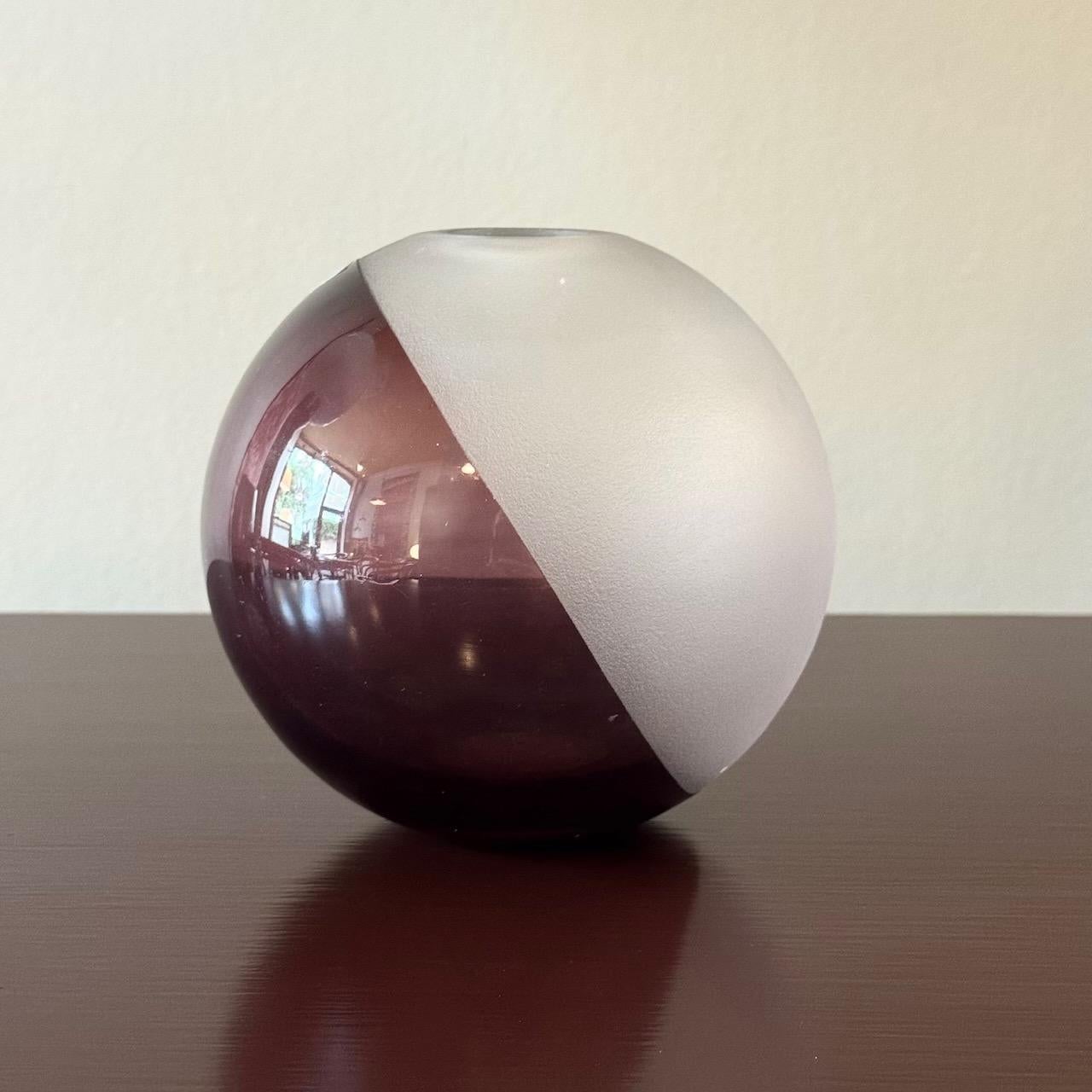 Purple Frosted Vase/ Vicke Lindstrand/ Orrefores, Sweden, 1930s Bon état - En vente à London, GB