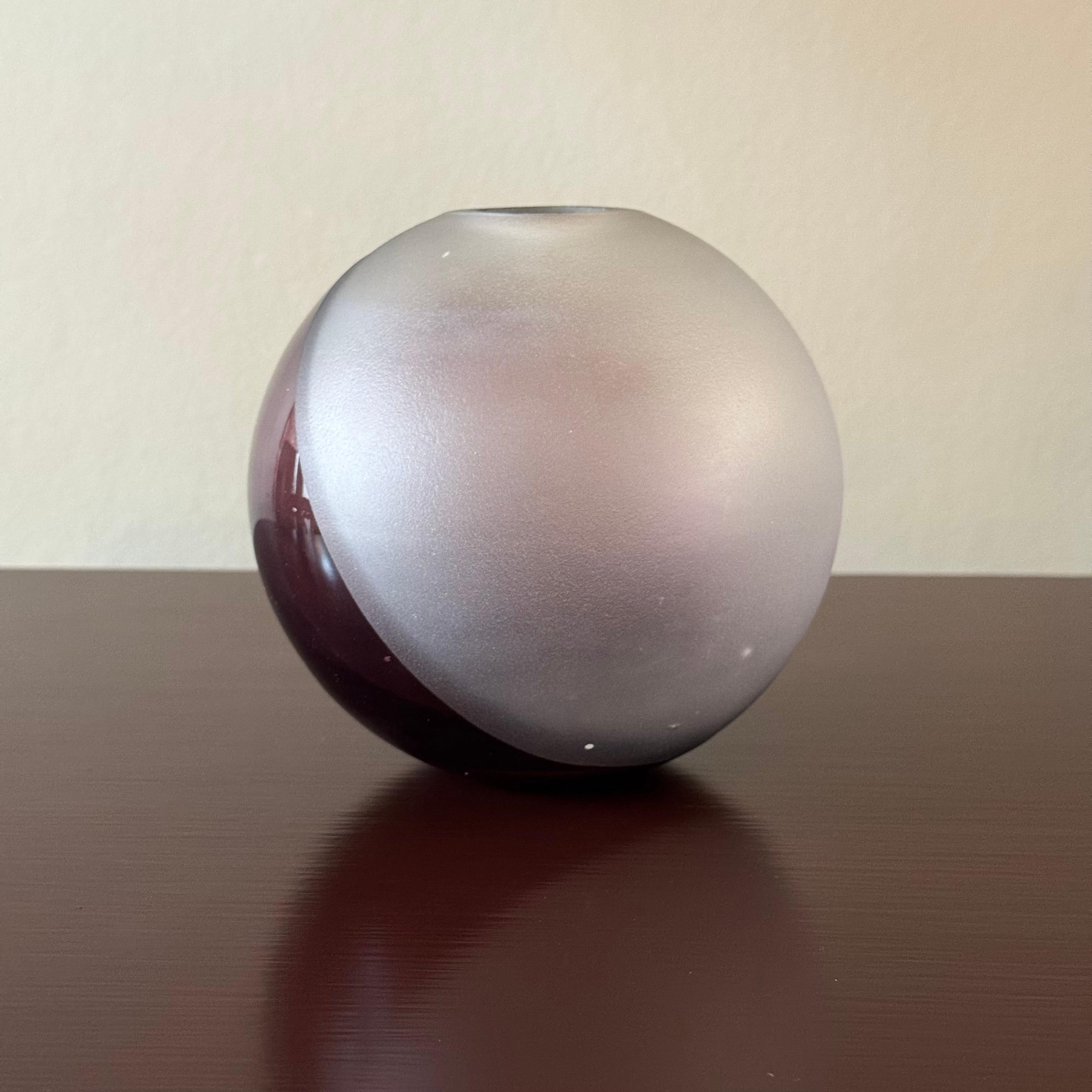 20ième siècle Purple Frosted Vase/ Vicke Lindstrand/ Orrefores, Sweden, 1930s en vente