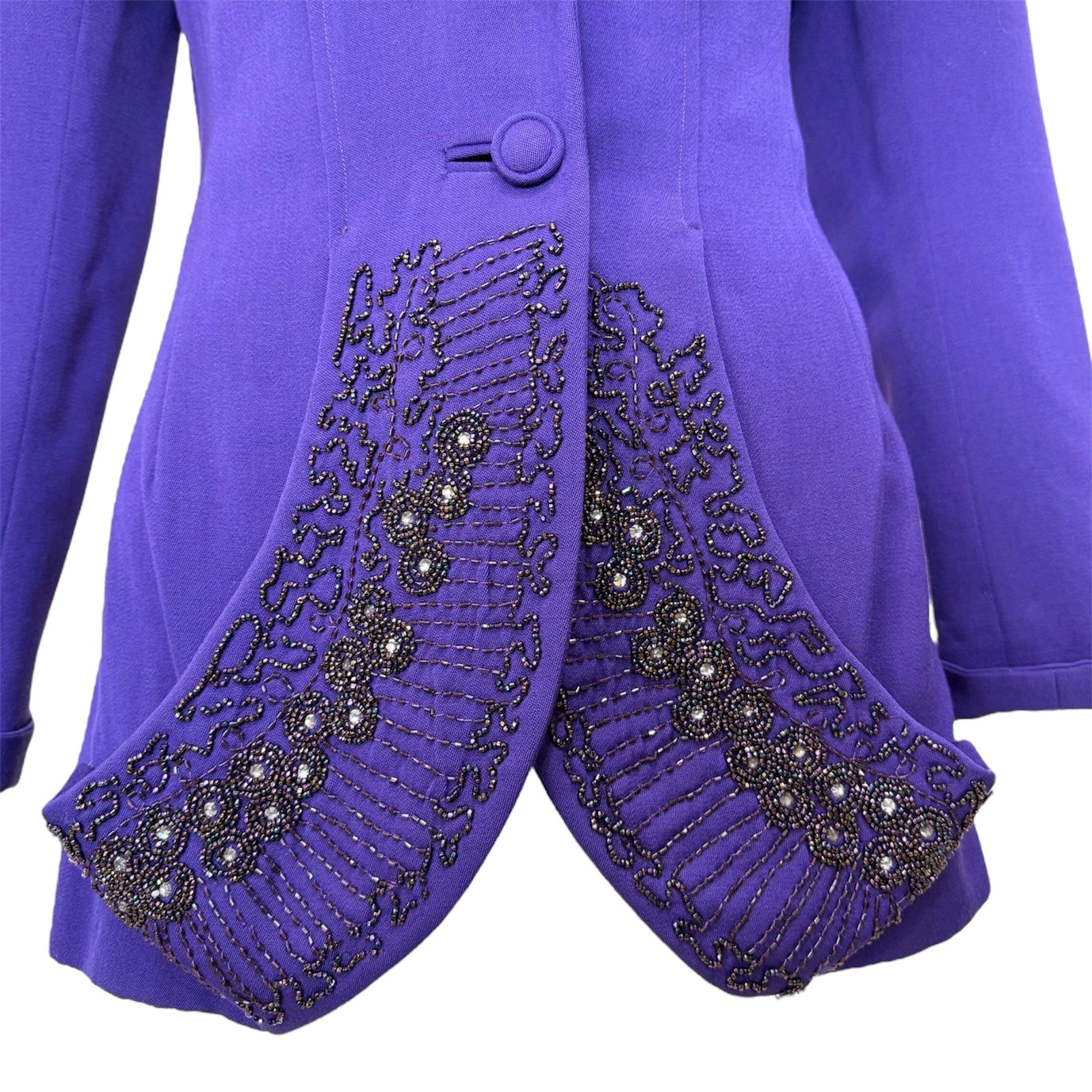 Fabelhafte violette Jacke aus den 1940er Jahren. So sehr Katherine Hepburn. Übertriebenes Eselsohr-Revers und strukturierte Schulter-Silhouette. Aufwendige Perlenstickerei in der unteren Hälfte der Vorderseite. Vollständig gefüttert. Ein kleines