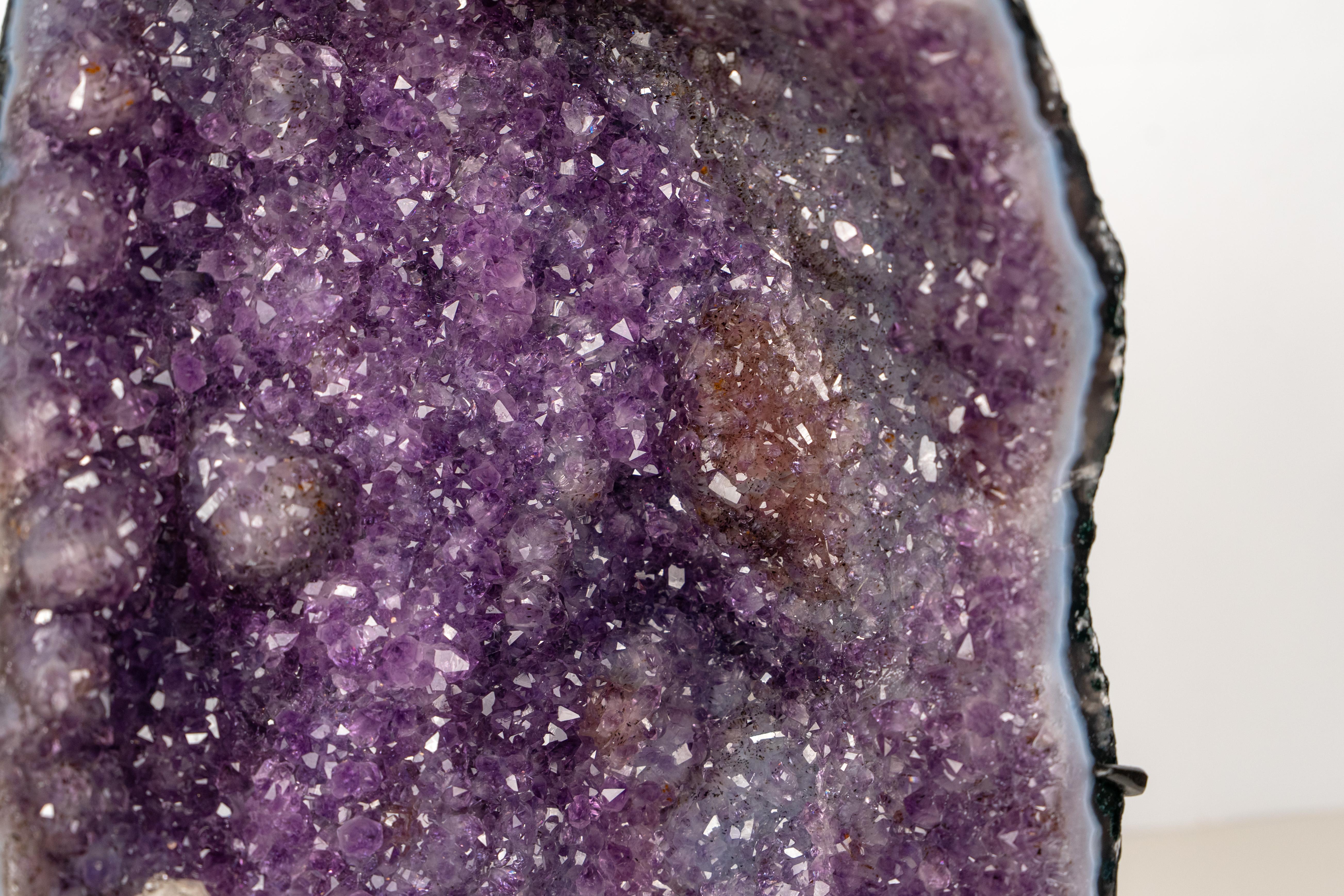 Lila Galaxy Amethyst Cluster mit Calcit, goldenem Goethit & seltenen Einschlüssen (Brasilianisch) im Angebot