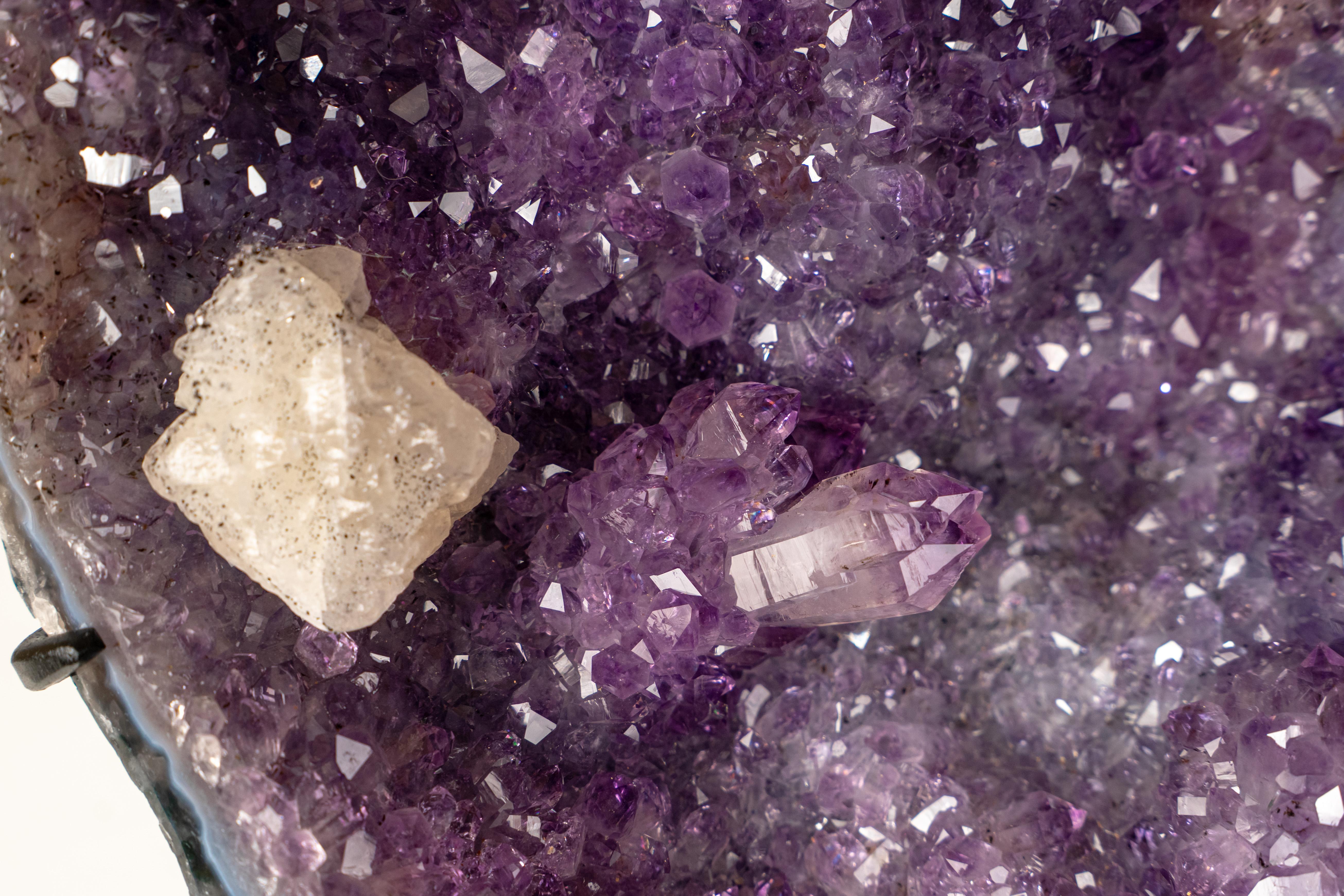 Lila Galaxy Amethyst Cluster mit Calcit, goldenem Goethit & seltenen Einschlüssen (21. Jahrhundert und zeitgenössisch) im Angebot