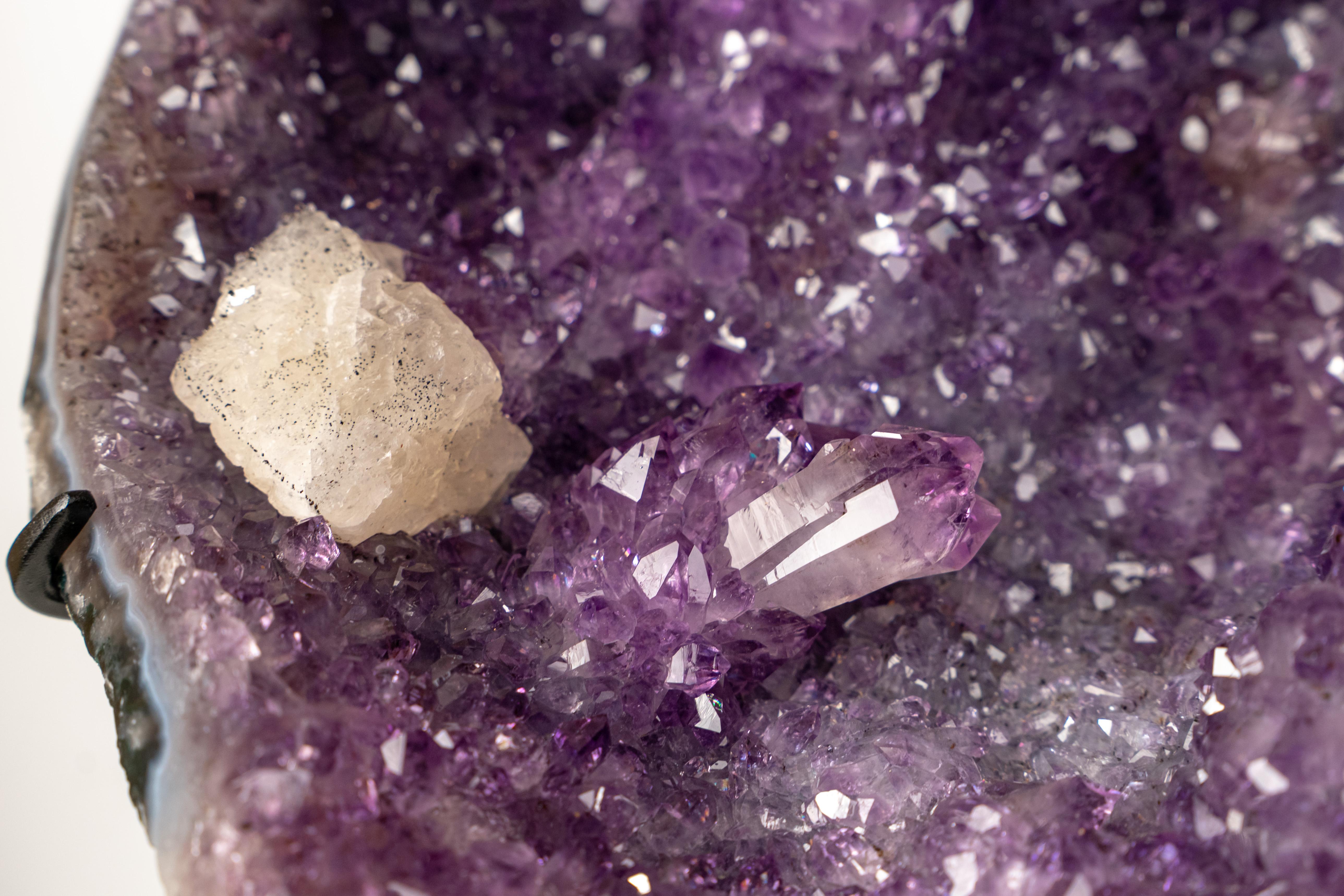 Lila Galaxy Amethyst Cluster mit Calcit, goldenem Goethit & seltenen Einschlüssen (Kristall) im Angebot