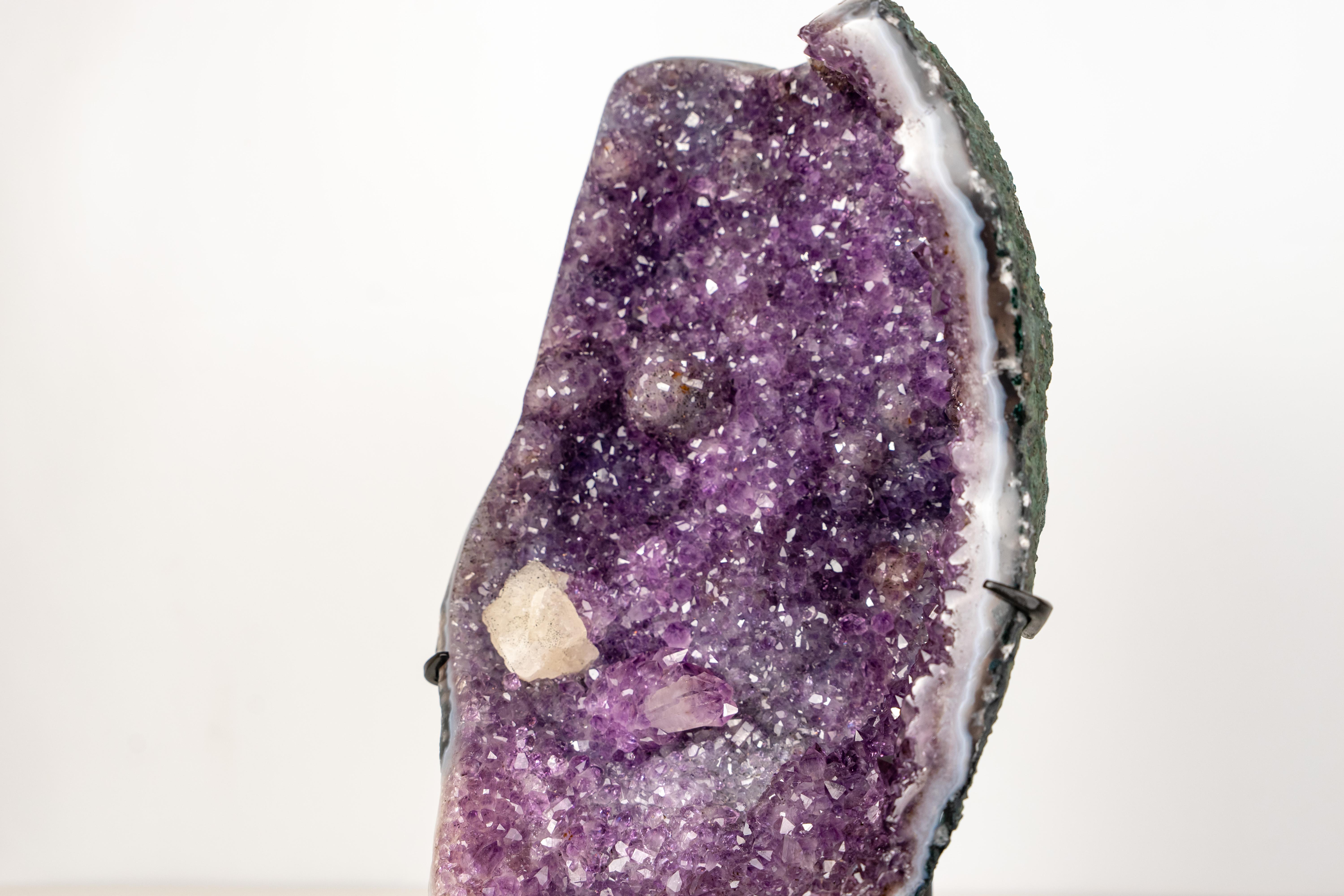 Lila Galaxy Amethyst Cluster mit Calcit, goldenem Goethit & seltenen Einschlüssen im Angebot 2