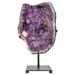 Cluster di ametista galattica viola con calcite, goethite dorata e rare inclusioni